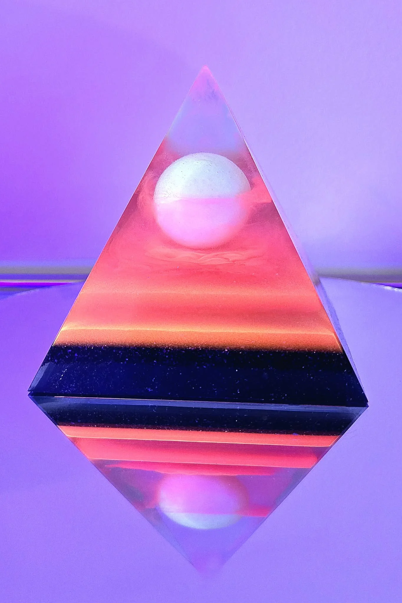 PYRAMIDE-ORGONITE-ROSE-AVEC-BOULE-PHOSPHORESCENTE-DANS-L-OBSCURITE-CREATION-COCO-FAZETTE.jpg