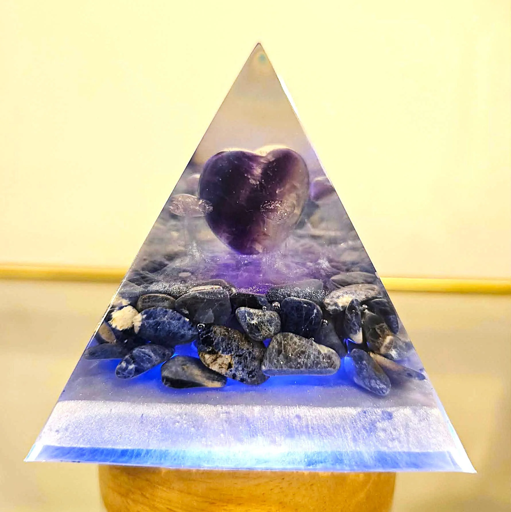 PYRAMIDE-ORGONITE-COEUR-DE-FLUORITE-SUR-LIT-DE-LAPIS-LAZULI-ECLAIREE-CREATION-COCO-FAZETTE.jpg