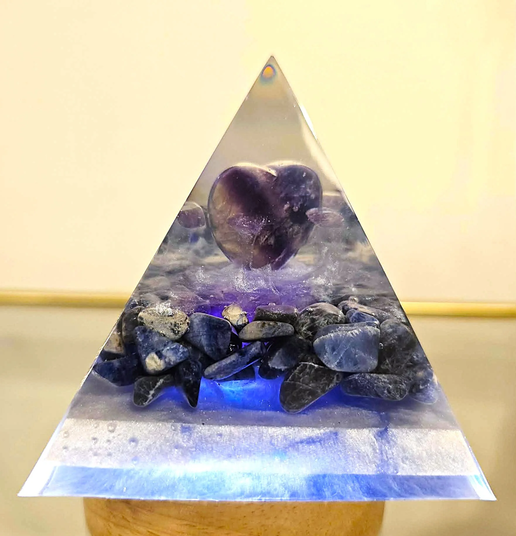 PYRAMIDE-ORGONITE-COEUR-DE-FLUORITE-SUR-LIT-DE-LAPIS-LAZULI-ECLAIREE1-CREATION-COCO-FAZETTE a.jpg
