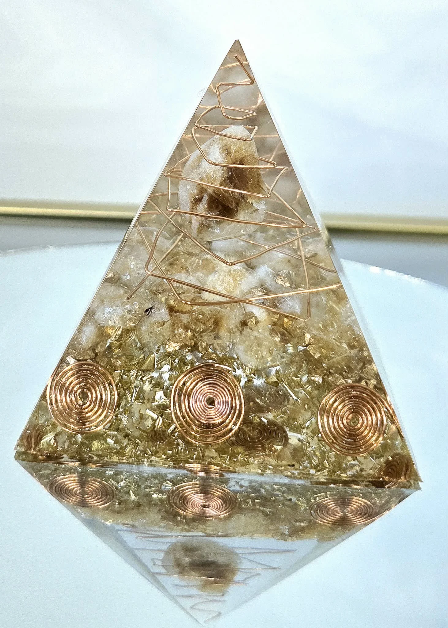 PYRAMIDE-ORGONITE-AVEC-CRISTAL-DE-CITRINE-ET-FIL-EN-CUIVRE-CREATION-COCO-FAZETTE.jpg