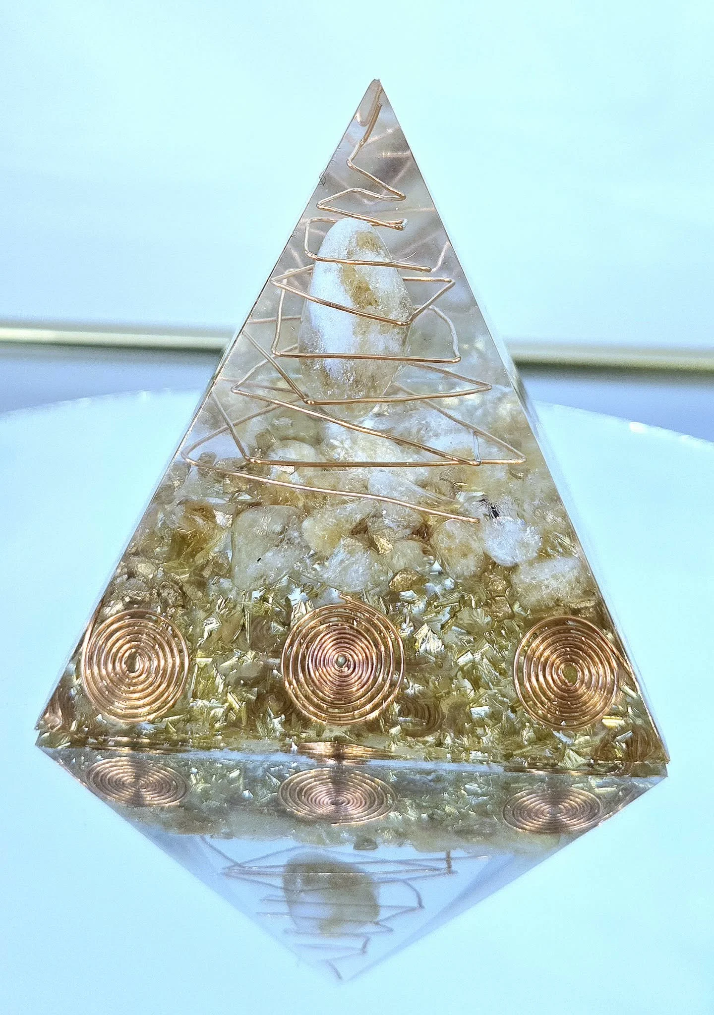 PYRAMIDE-ORGONITE-AVEC-CRISTAL-DE-CITRINE-ET-FIL-DE-CUIVRE-CREATION-COCO-FAZETTE.jpg