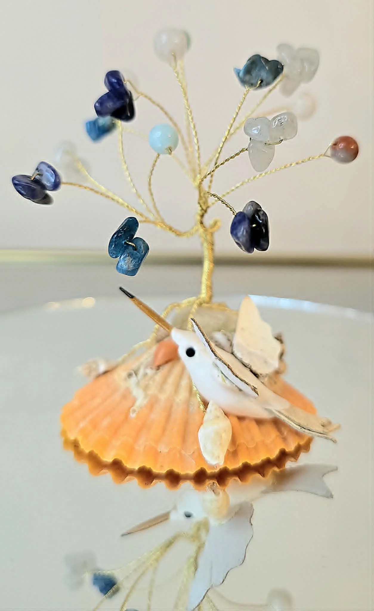 Apatite aigue marine et quartz sur coquillage 2.jpg