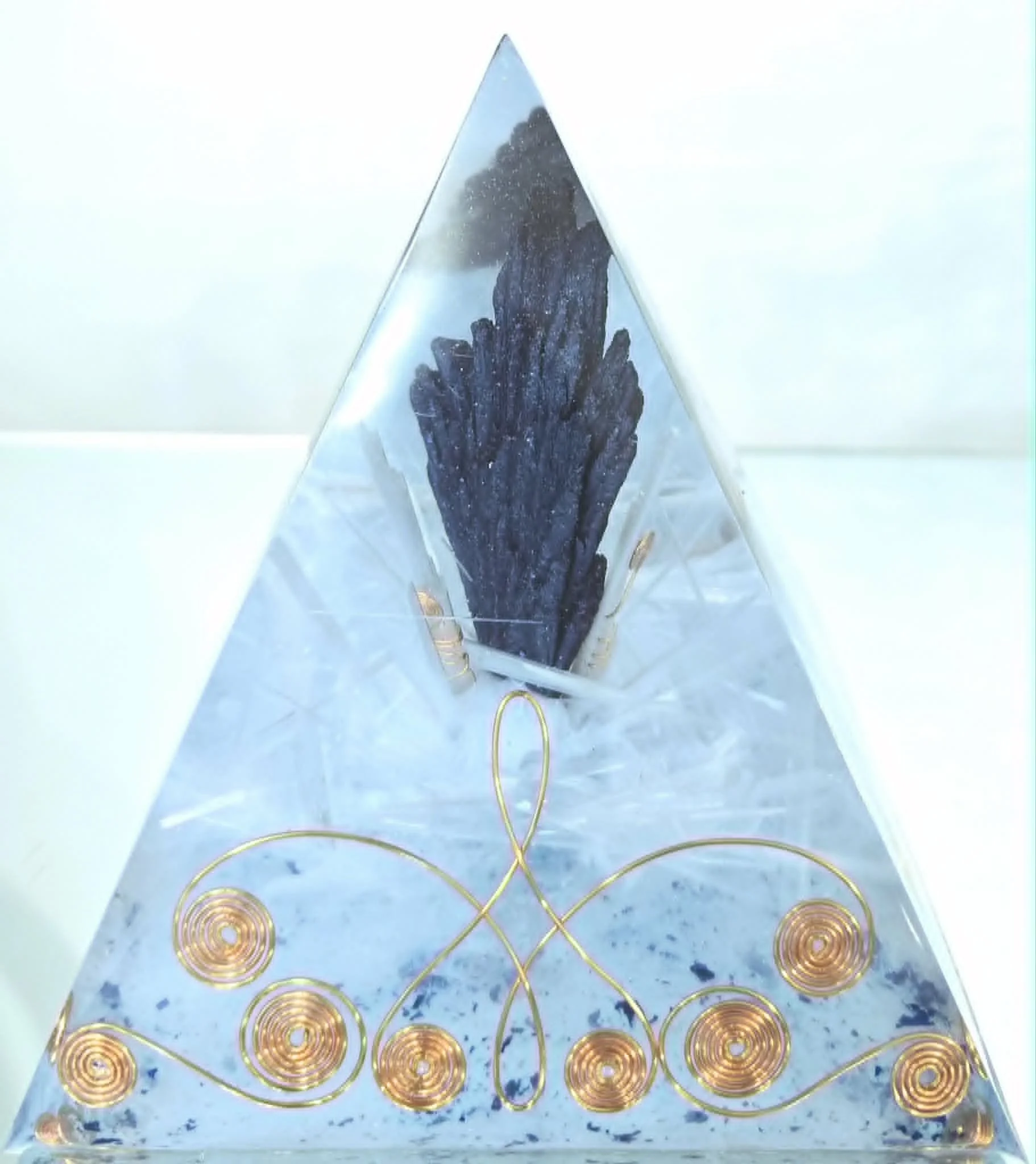 Pyramide Orgonite Cyanite et sélénite création COCO Fazette.jpg