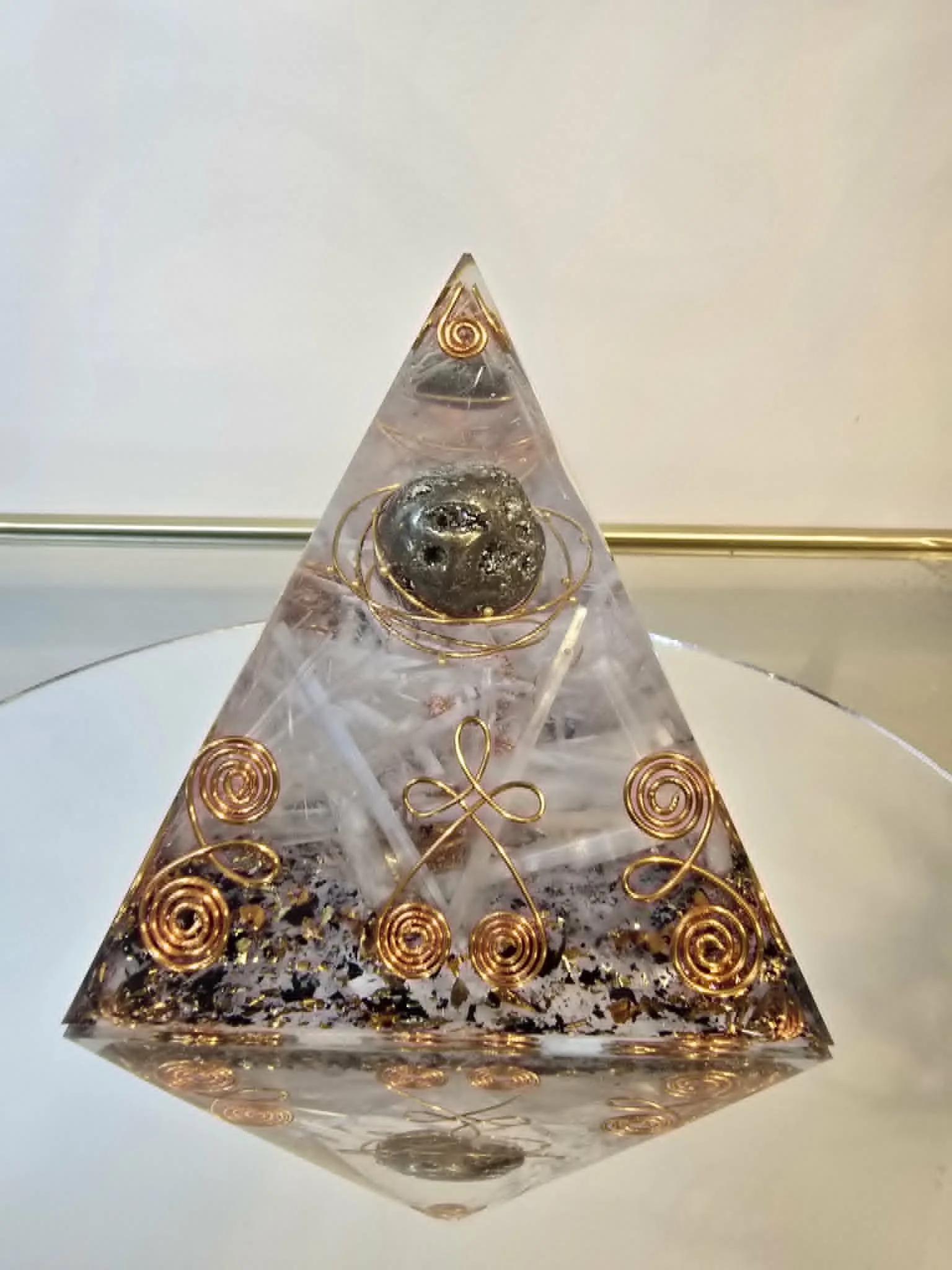 Pyramide Orgonite Pyrite et sélénite 5.jpg