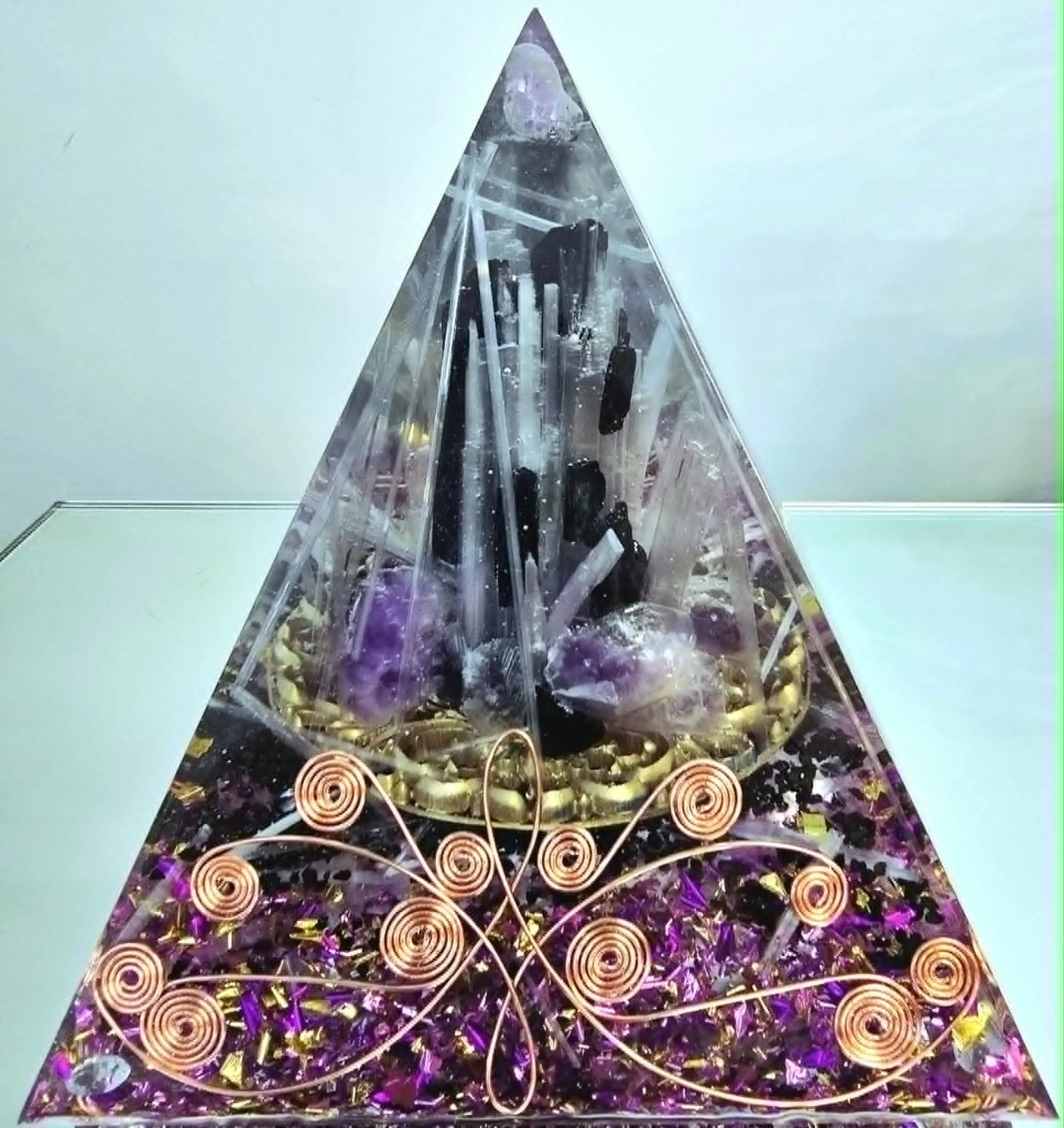 Pyramide Énergétique en Améthyste, Sélénite et Tourmaline Noire