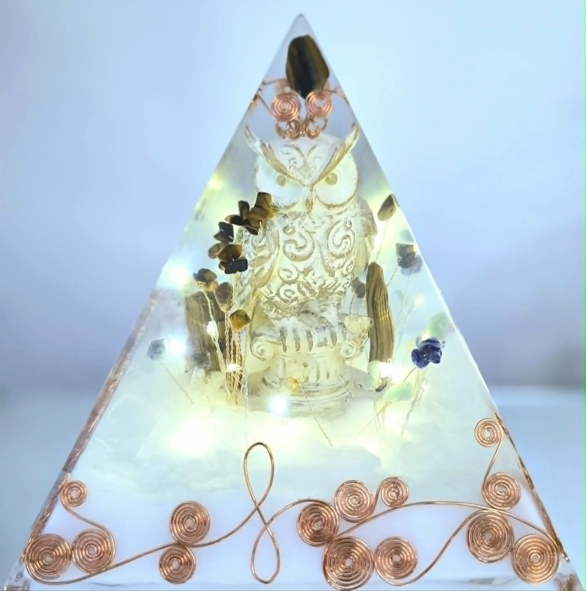 Pyramide Énergétique Hibou Blanc et Cristaux