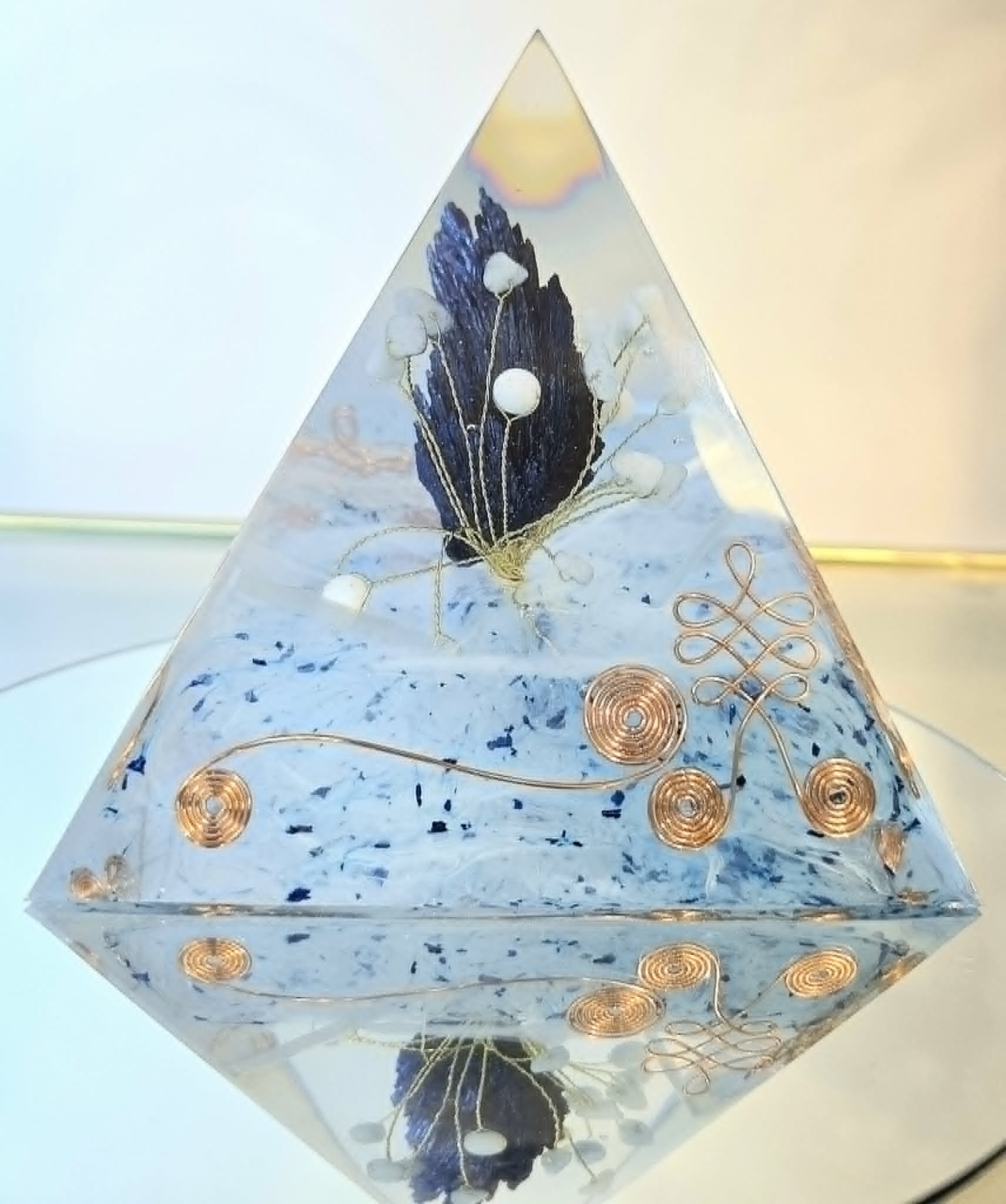 Pyramide Orgonite Cyanite, Aigue Marine, Sélénite et Quartz2.jpg