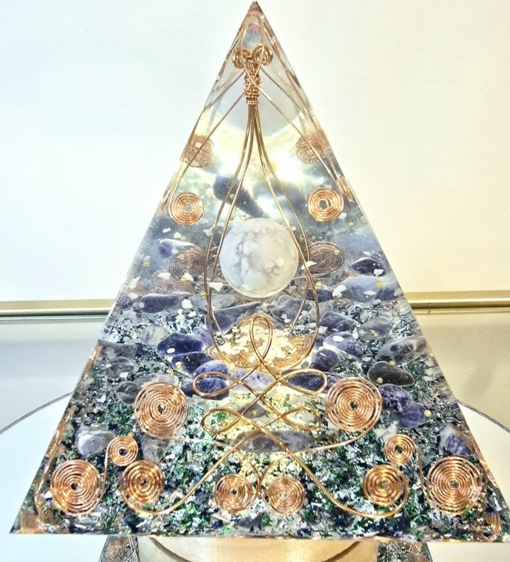 Pyramide Orgonite Howlite et Sodalite 3.jpg