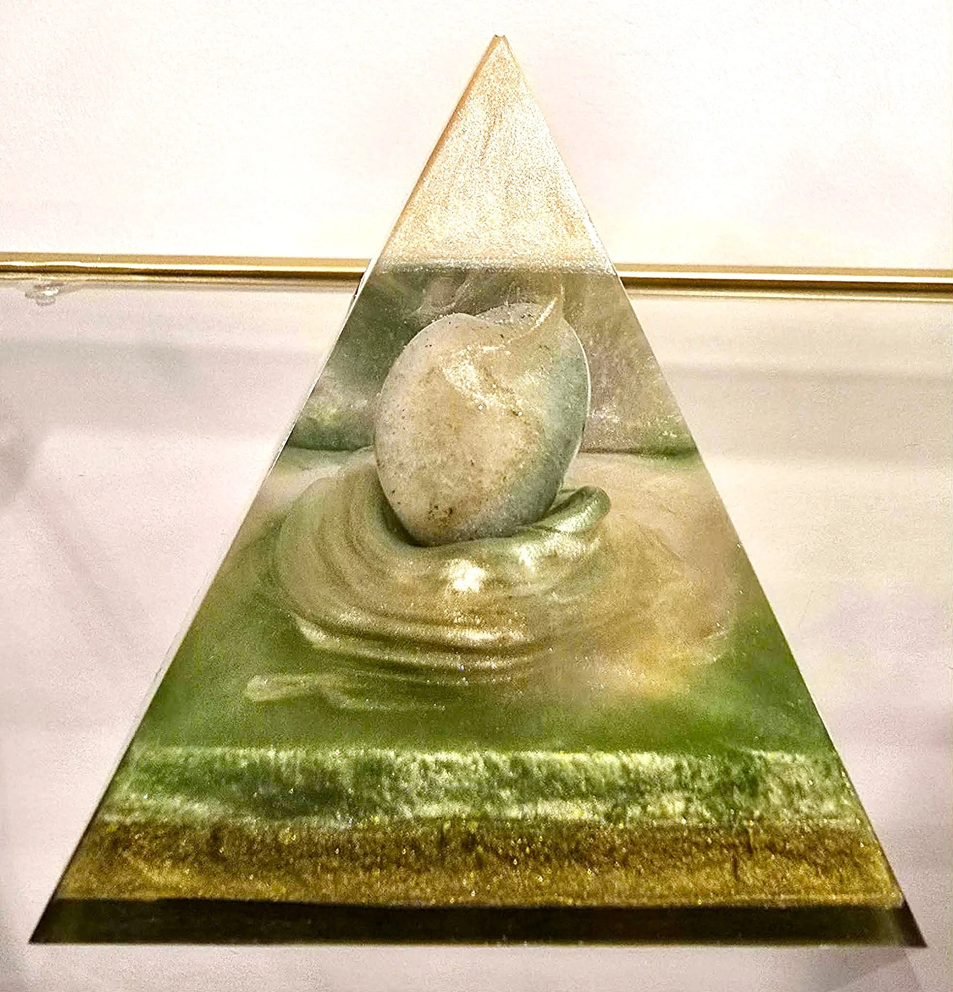 PYRAMIDE-ORGONITE-COEUR-AVENTURINE-CREATION-COCO-FAZETTE.jpg