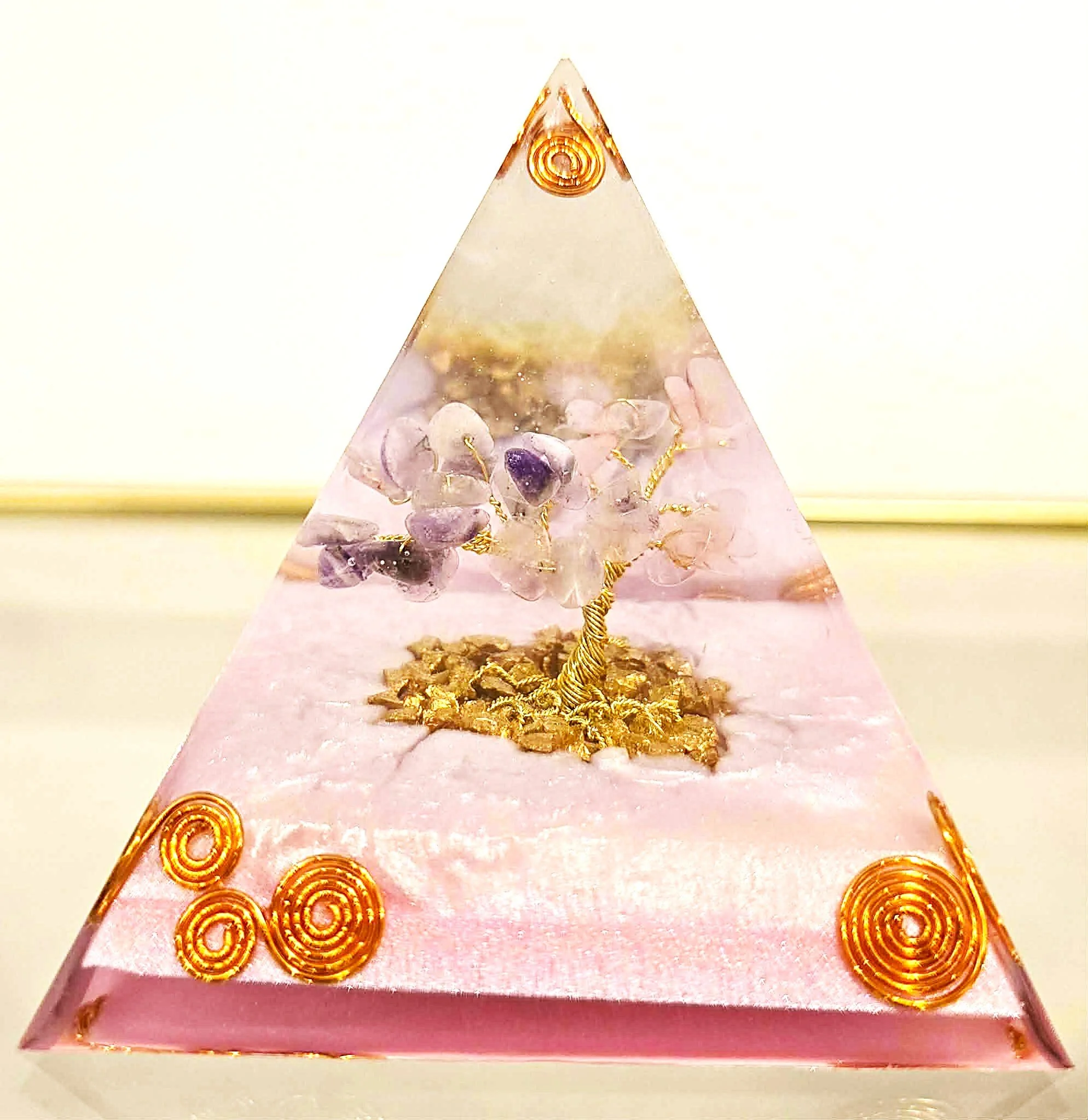 PYRAMIDE-ORGONITE-ARBRE-DE-VIE-AMETHYSTE-ET-QUARTZ-ROSE-COTE2-CREATION-COCO-FAZETTE.jpg