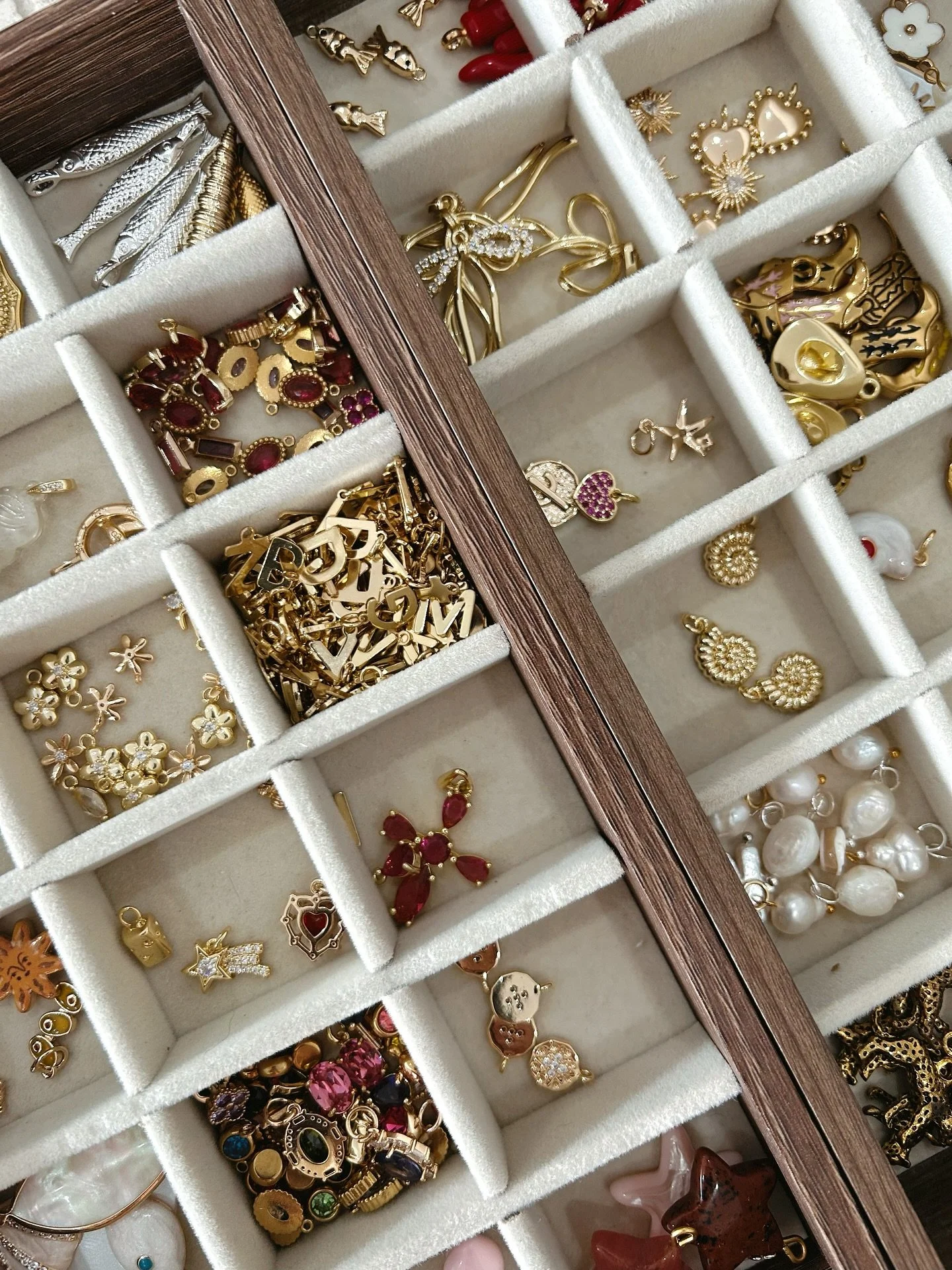 Last charm bar for 2025 ❤️&zwj;🔥 

Saturday 13 December 
10am - 2pm 

Custom necklaces, bracelets and earrings. 

Book a spot, bring your besties and design the perfect summer wardrobe addition. While we make it up for you, enjoy some bubbles on us 