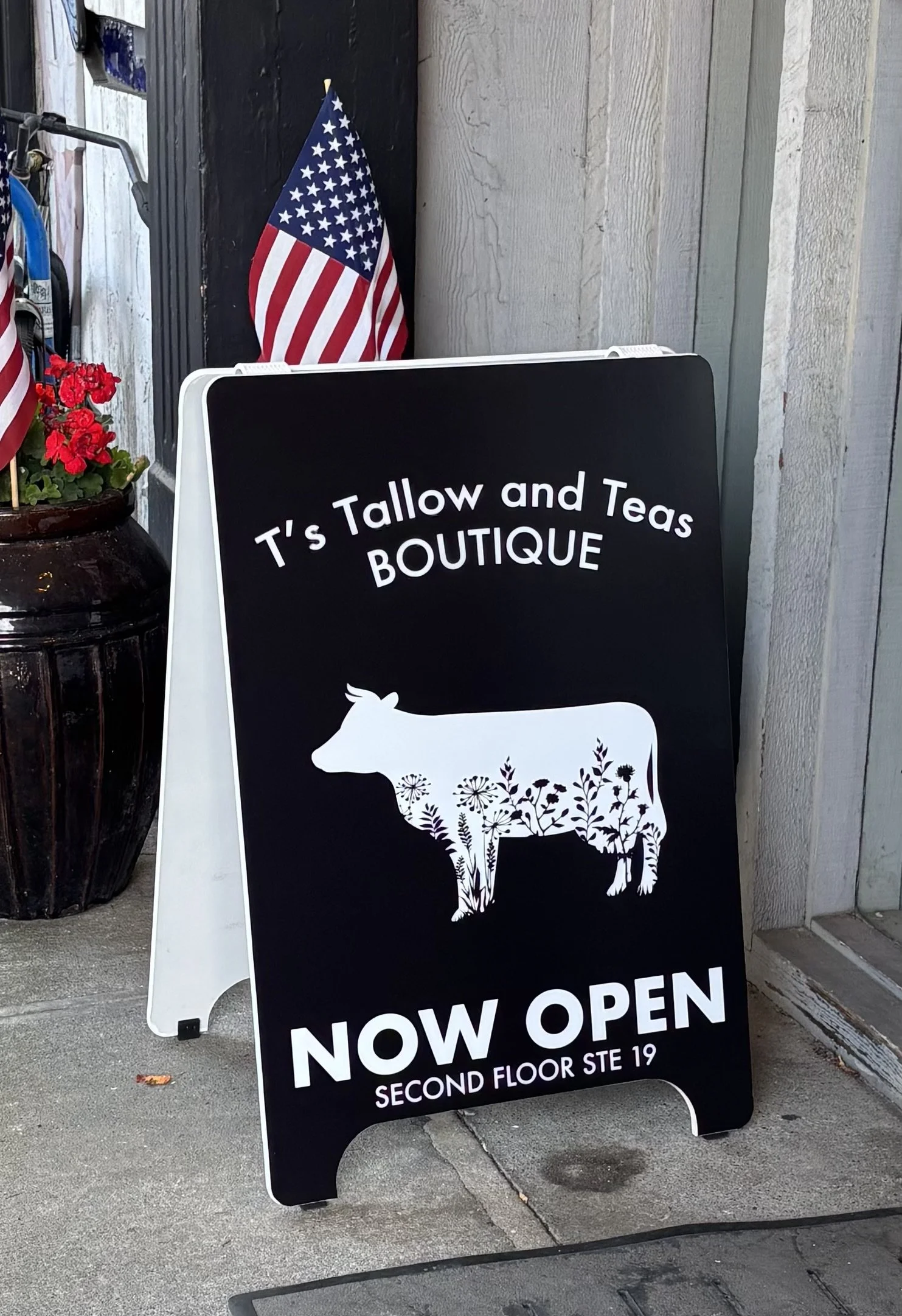 Sign for T's Tallow and Teas Boutique in Anacortes, WA.