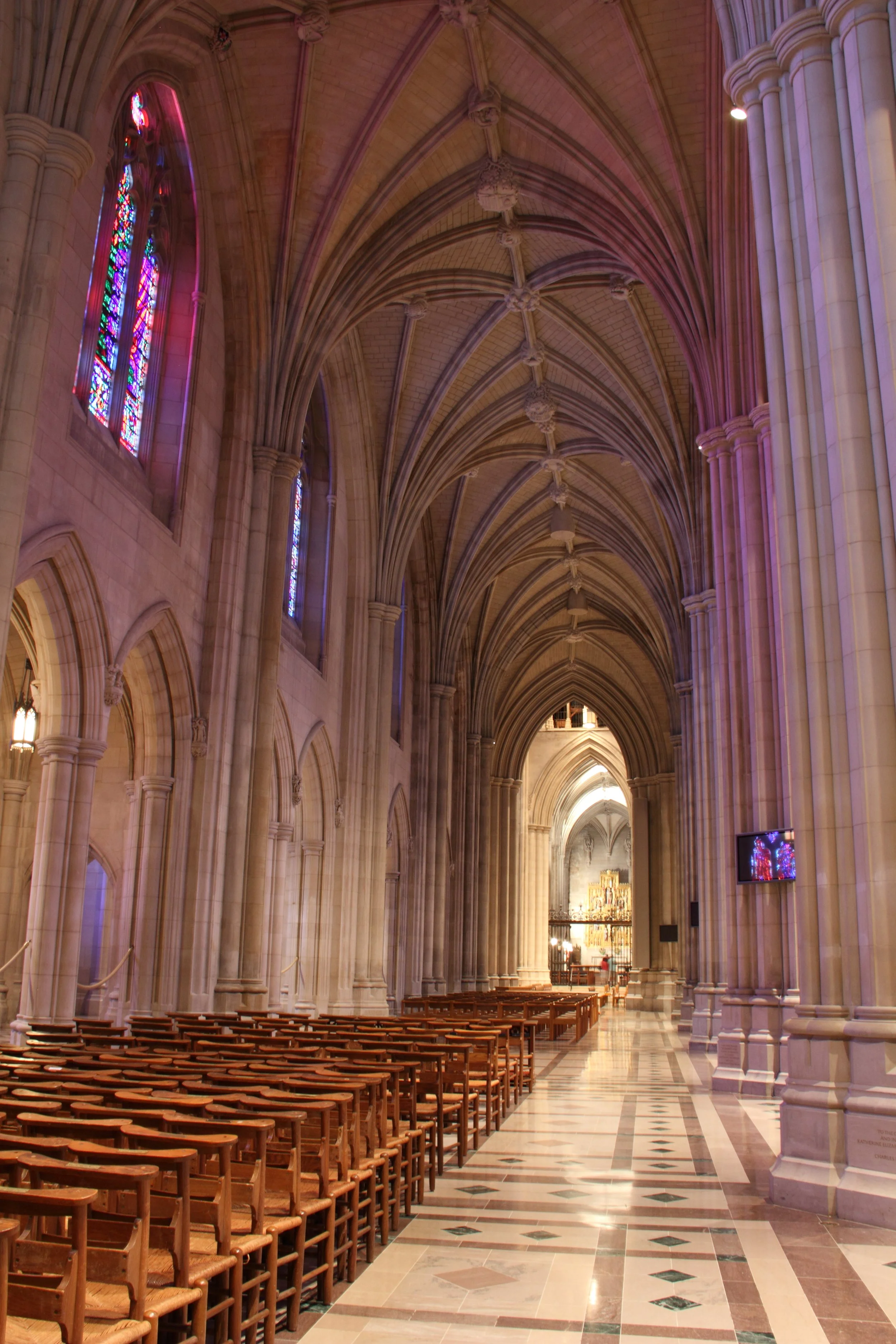 Interior_of_the_Washington_National_Cathedral_02.jpg