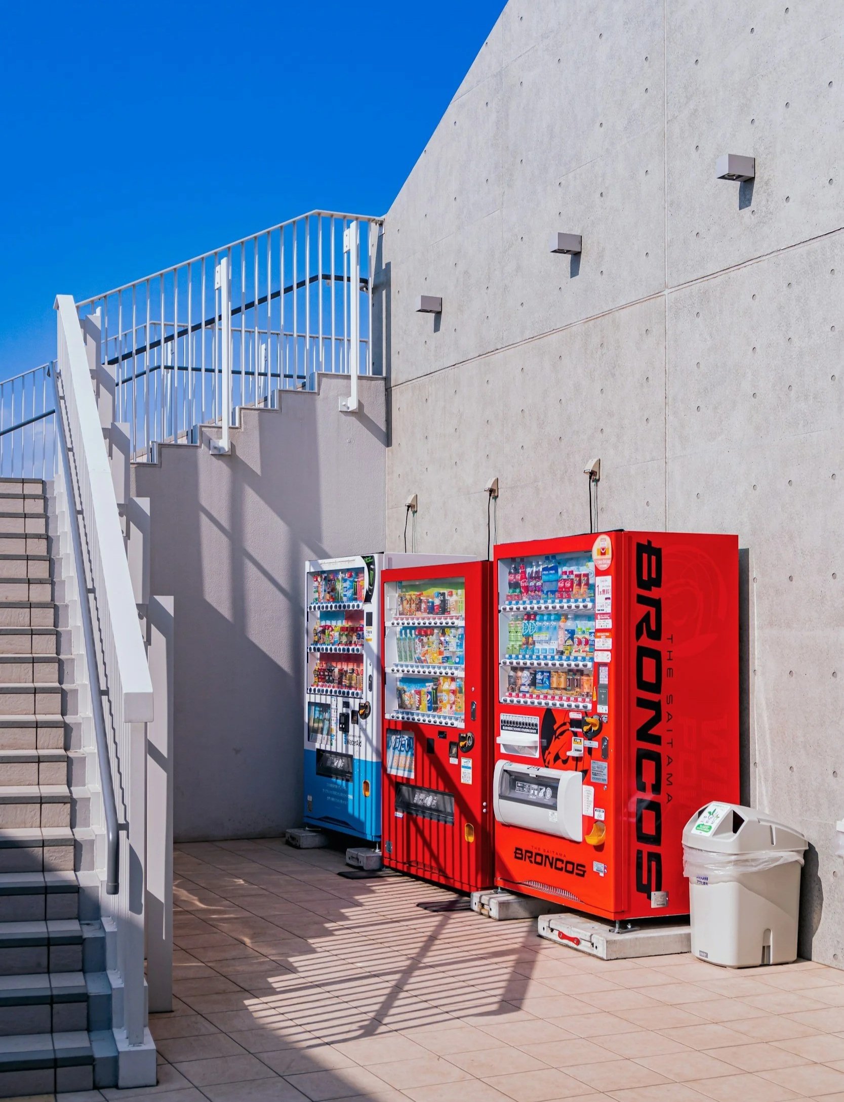 Oviedo outdoor red vending machine