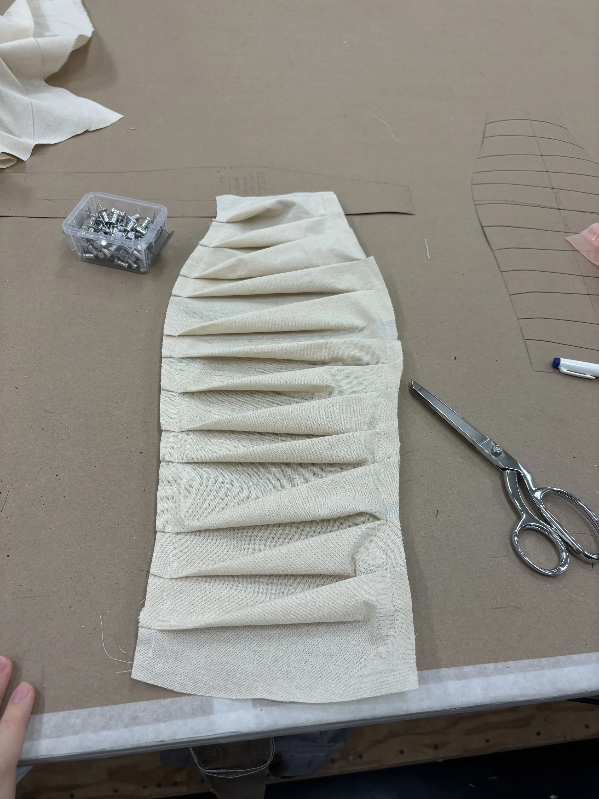 Asymmetric and uneven pleat sample