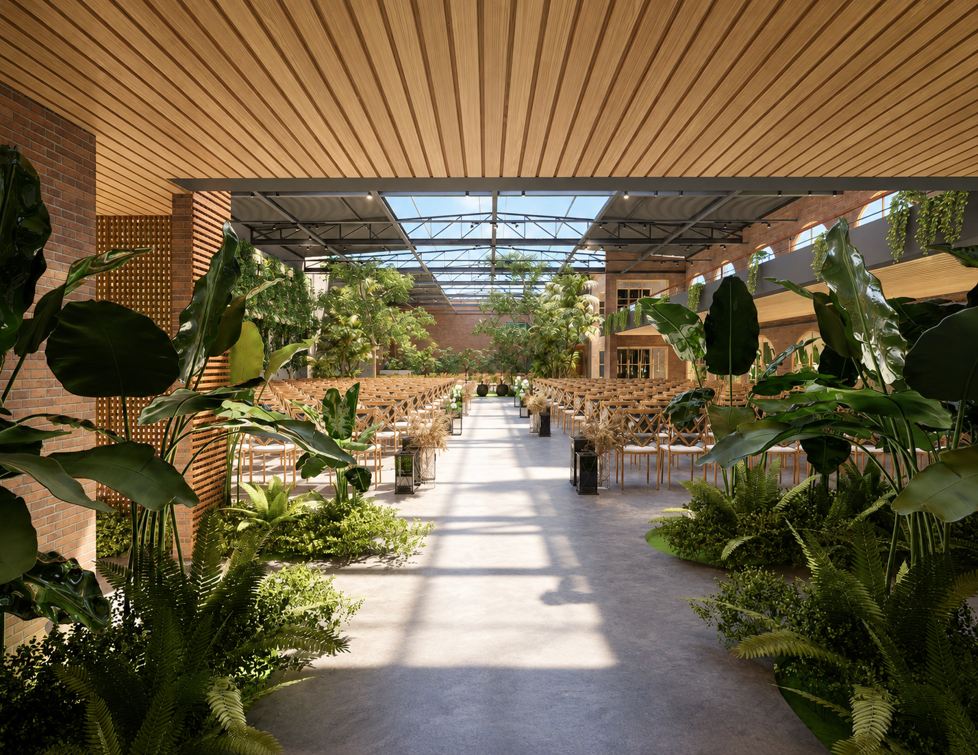 Espaço para eventos internos com fileiras de cadeiras de madeira dispostas para uma cerimônia, cercado por plantas e árvores verdes exuberantes, com um teto parcialmente aberto que permite a entrada de luz natural no ambiente.