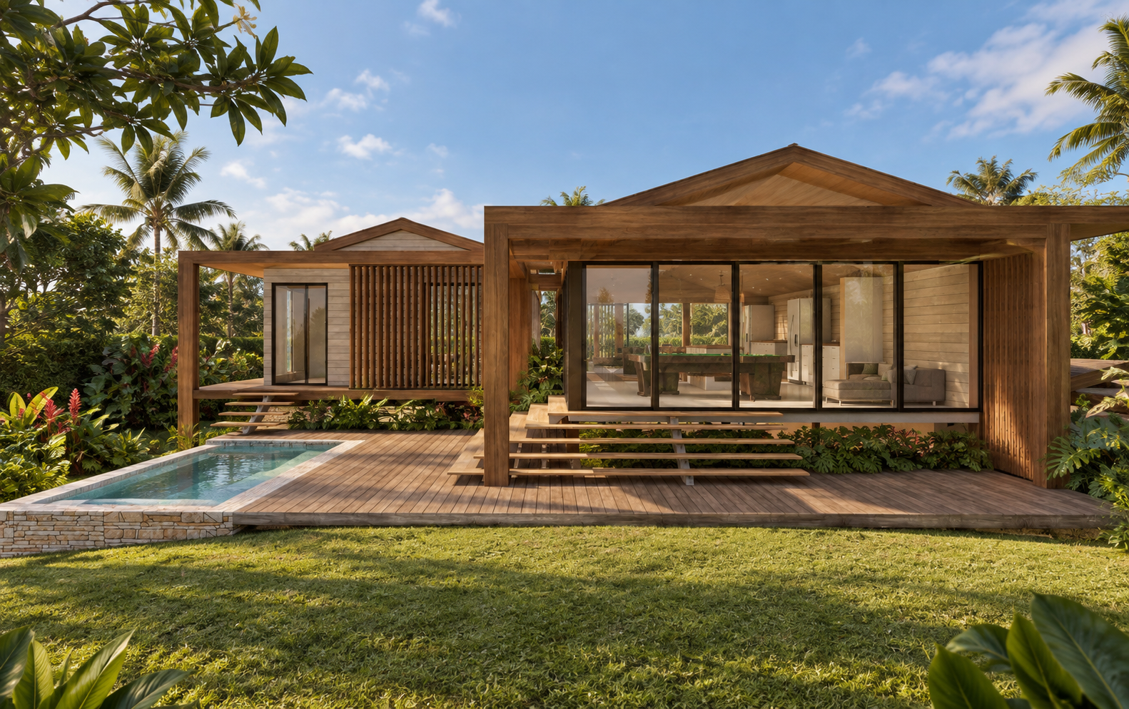 Casa de madeira moderna com grandes janelas de vidro, deck externo, piscina pequena, cercada por plantas e árvores tropicais exuberantes, sob um céu azul com algumas nuvens.