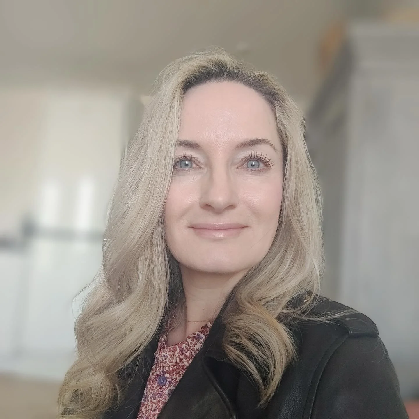 M&oslash;d Jannie..

Sygeplejerske og tidligere professionel sportsdanser &ndash; og derfor &eacute;n, der altid har haft et skarpt blik p&aring; min egen krop og psyke. Alligevel ramte perimenopausen mig som et lyn fra en klar himmel.

Pludselig sto