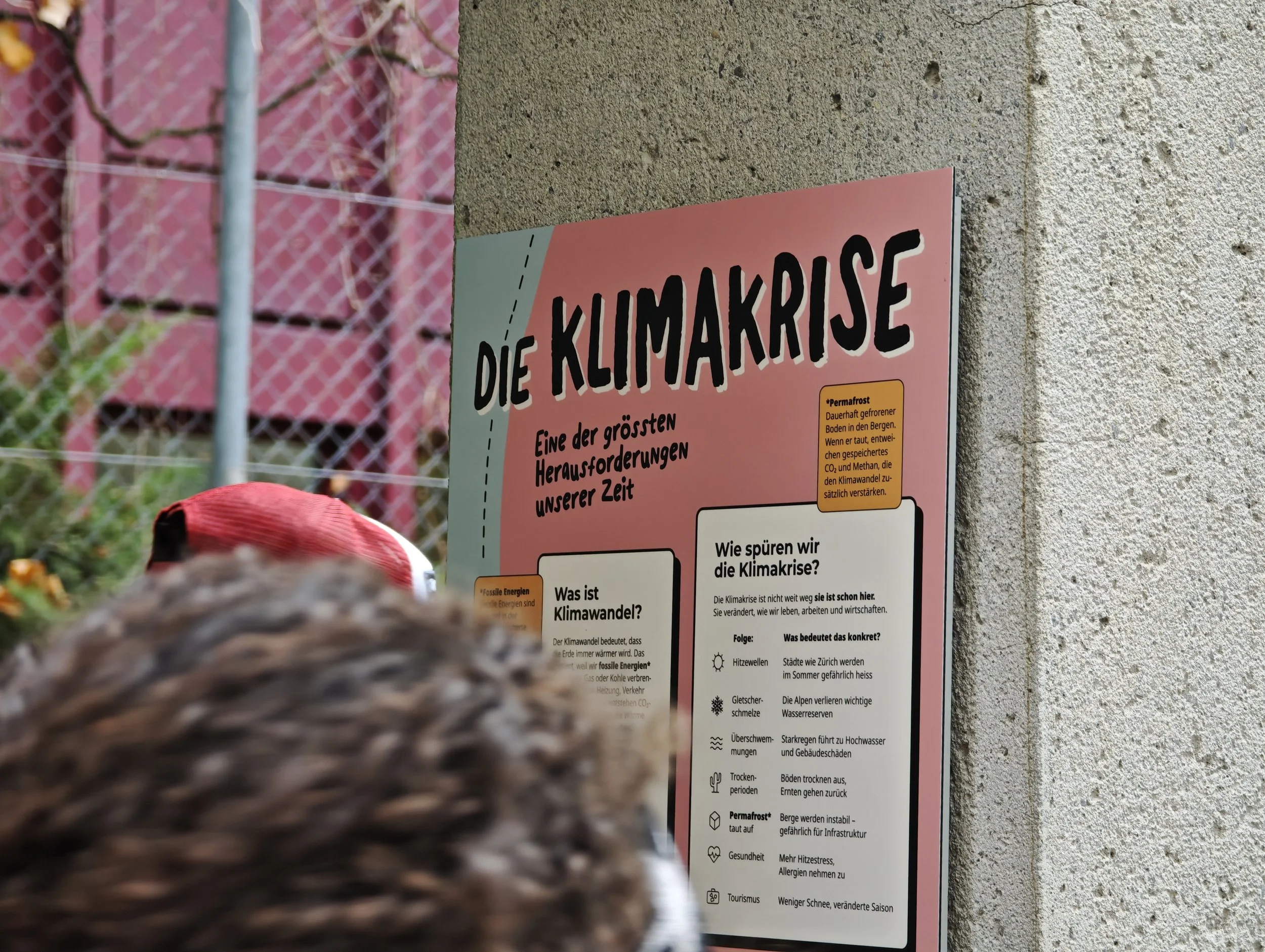 Bild von einem Plakat an einem Posten.