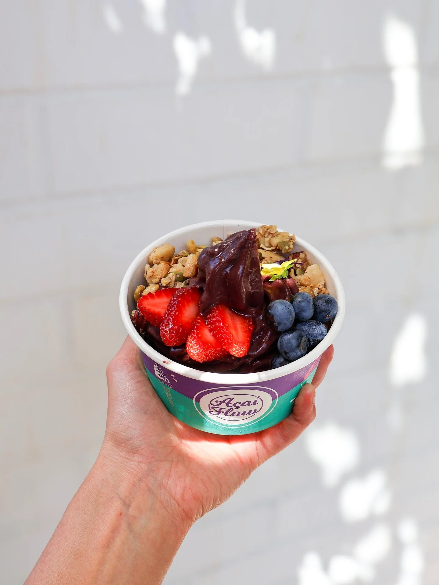 Busy queue? No worries! Grab one of our takeaway @acaiflow bowls and find your sunny spot in the precinct - breakfast, your way. 🫐☀️🍴