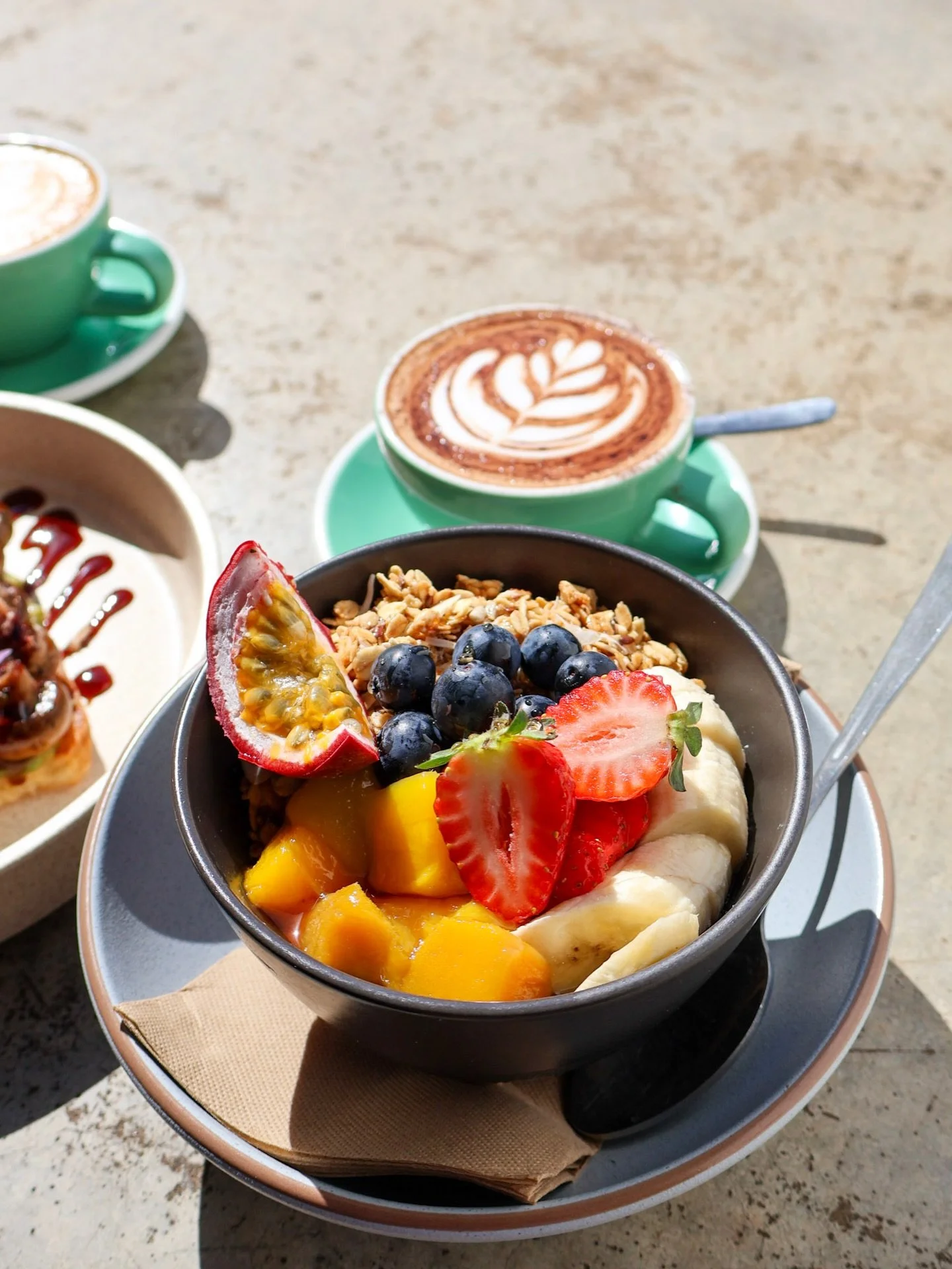 Sunshine &amp; fresh flavours ☀️

Enjoy this sunny Monday the Riversmith way ~ great coffee, fresh flavours, and terrace vibes!

We are waiting for you. ☕️
.
.
.
#MargaretRiverBrunch #MargsBrunch #MargaretRiverCafes #BestBrunchMargs brunchspotsmargar