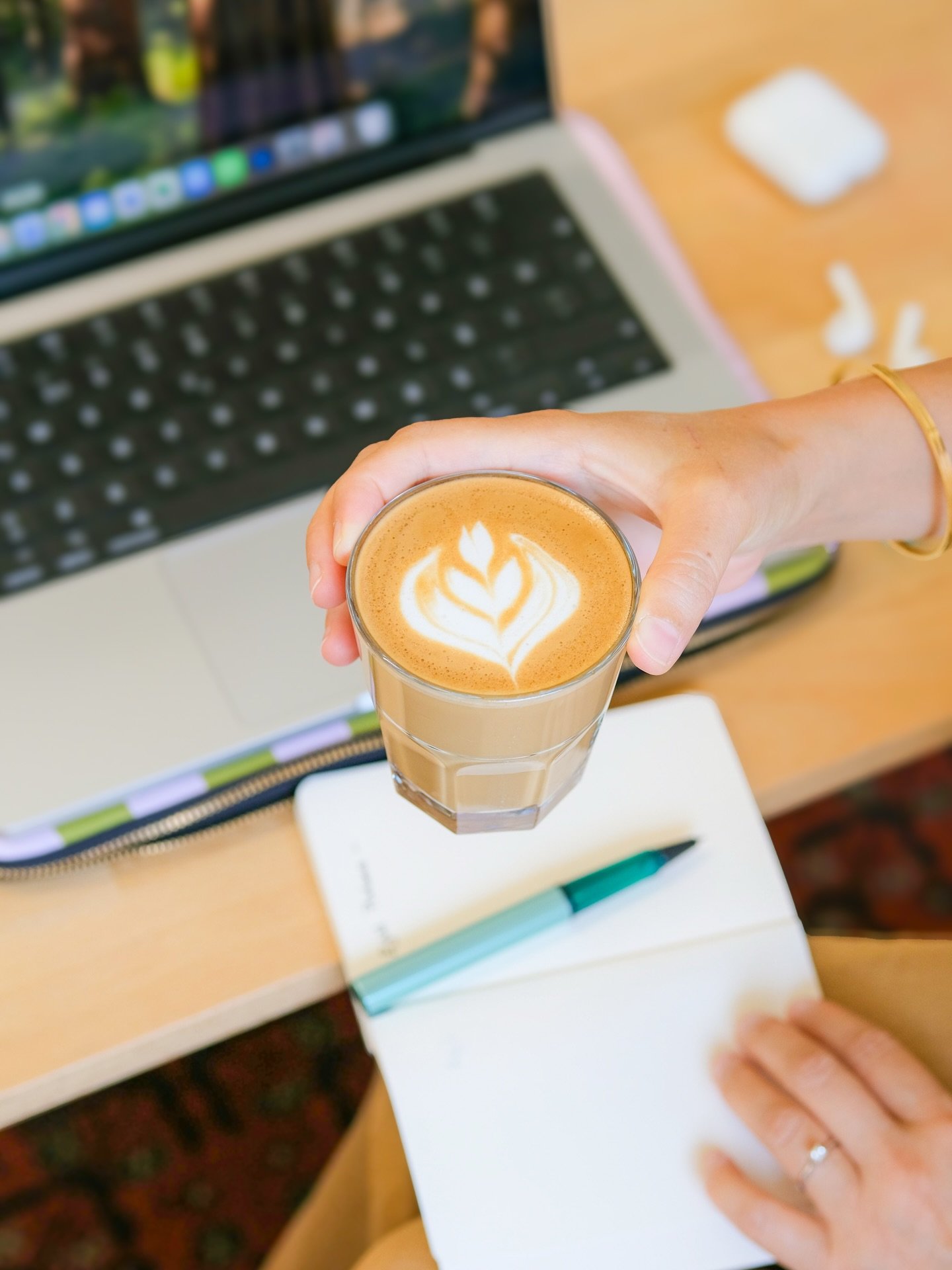 A change of scenery can do wonders for productivity ~ 💻✨

Bring your laptop, enjoy a beautifully brewed coffee &amp; let us take care of you while you focus on what matters most.⚡️

 If your home office is calling for a pause, we have a table waitin