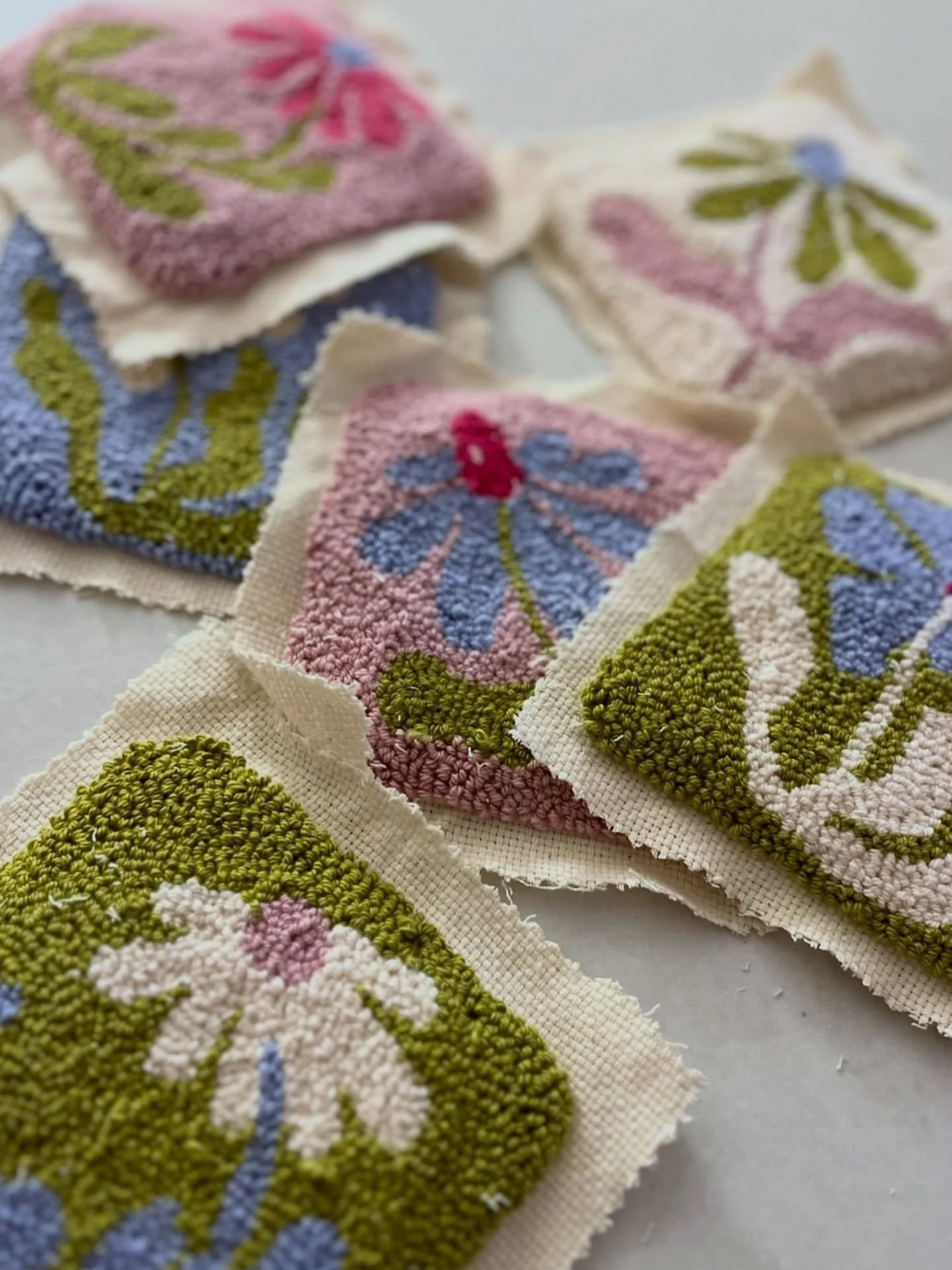 Wochenrecap 💕✨
Lezte  Woche urlaubsbedingt nur mit halber Besetzung vor Ort aber daf&uuml;r mit doppelt so viel kreativer Engerie 🩵🧡

1. bald ganz viel Flower-Power auf dem Tisch 🌸
2. &bdquo;Tischlein,Deck dich&ldquo;- Speed-Edition ⏩
3. &hellip;