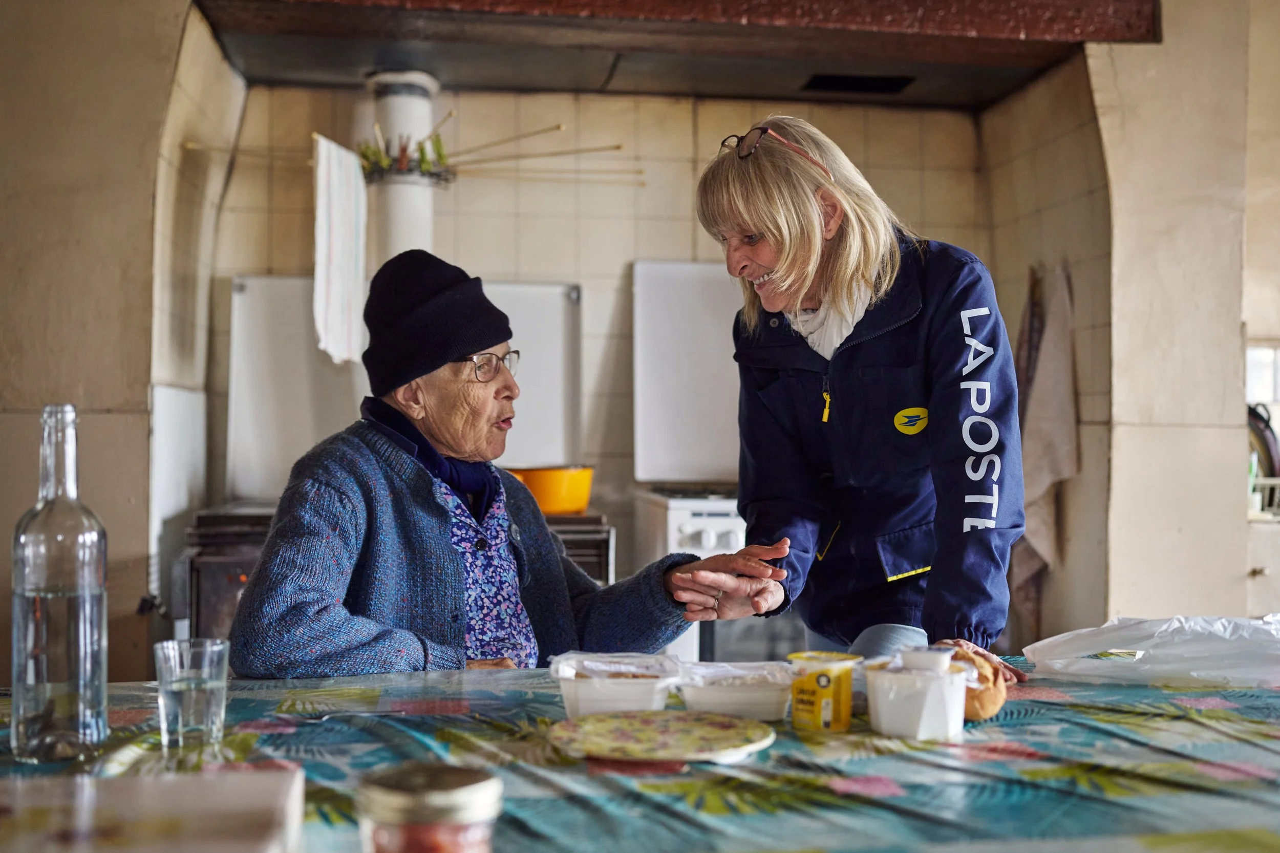   

  
La Poste
 

  

 SERVICES · REPORTAGE · ÉDITION&amp; vidéo 

  
Reportages réalisés pour le magazine  Forum de La Poste , entre logistique, livraison de colis, préparation en entrepôt et portage de repas à domicile.
Une  collaboration régulièr