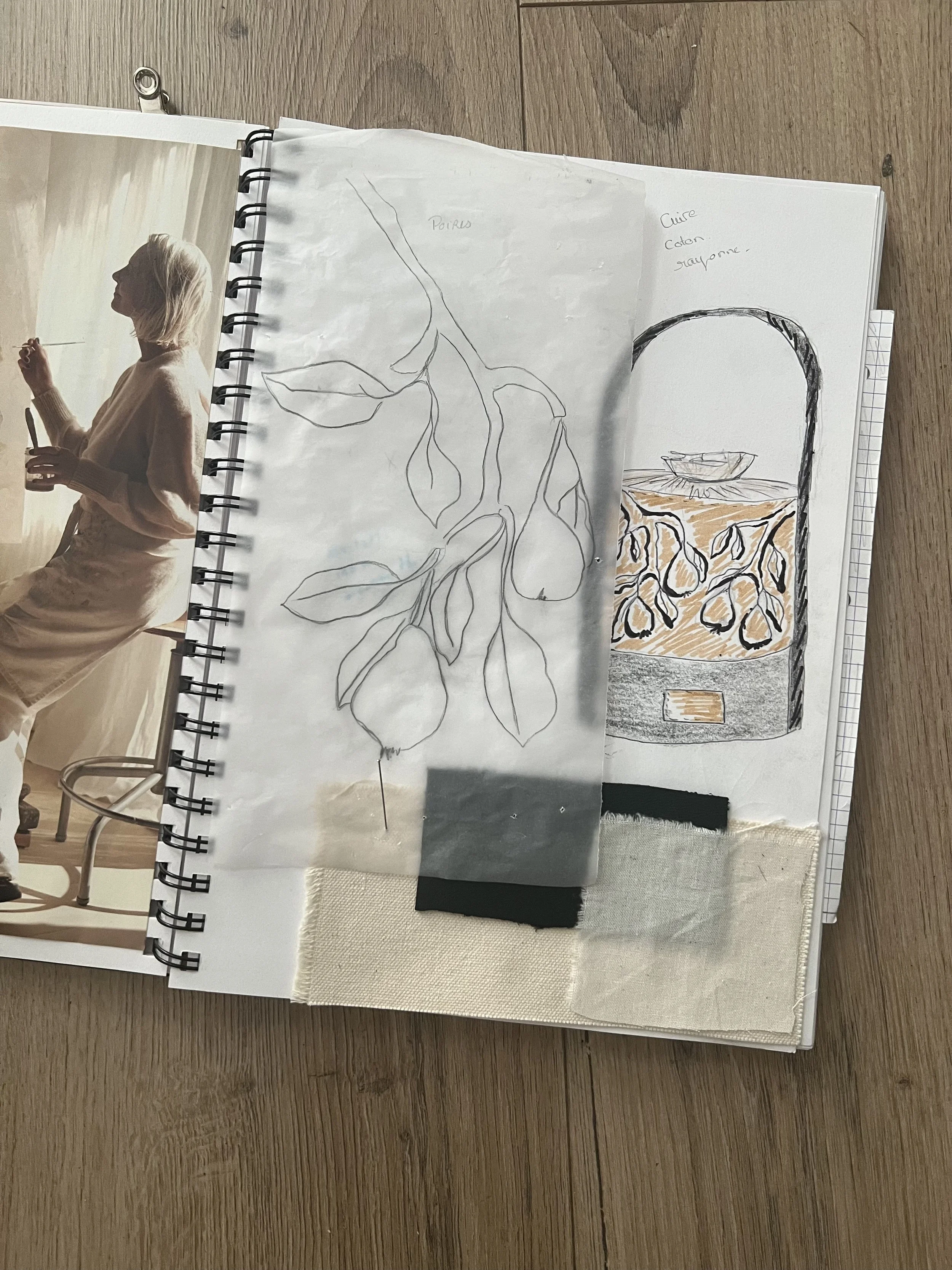 Croquis d'une branche avec des feuilles et un poireau, dessin au crayon, annotations en français, peinture ou dessin coloré d'un verre avec un motif de noix ou amandes.