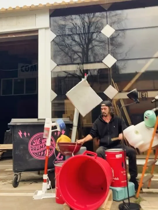 Feestje bij de buren! 🤩 Samen drummen tijdens het U? festival @u_questionmark op de Maakplaats @up_utrecht 

📽️ @voortborduren 

#circulaire #drumjam #drumcycle