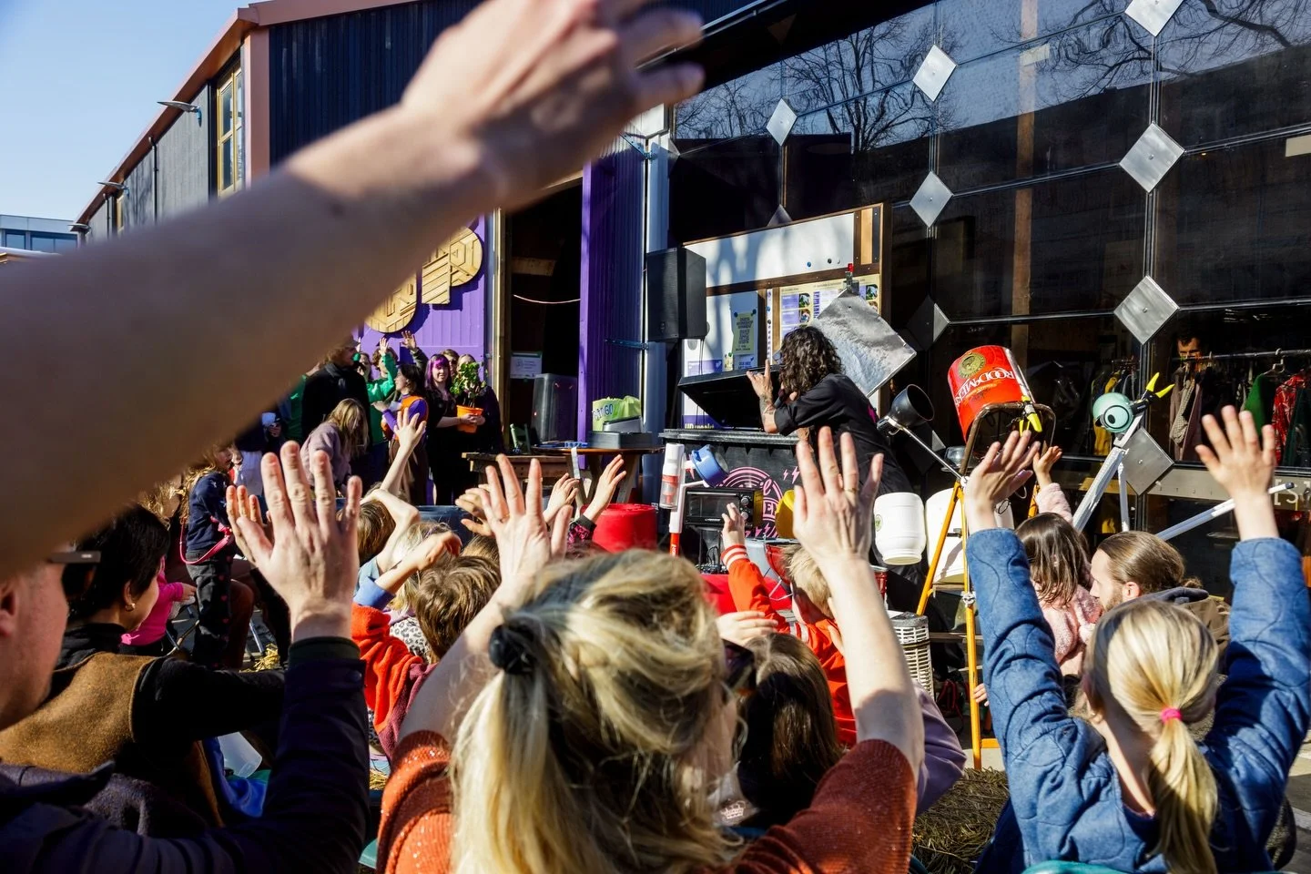 Waar is het feestje? @up_utrecht is het feestje!
🤩💛

#drumcycle #drumcycleshow #circulair #interactief #ikwildrummen @hofvancartesius @week.vd.circulaire.economie 

📸 Sol German