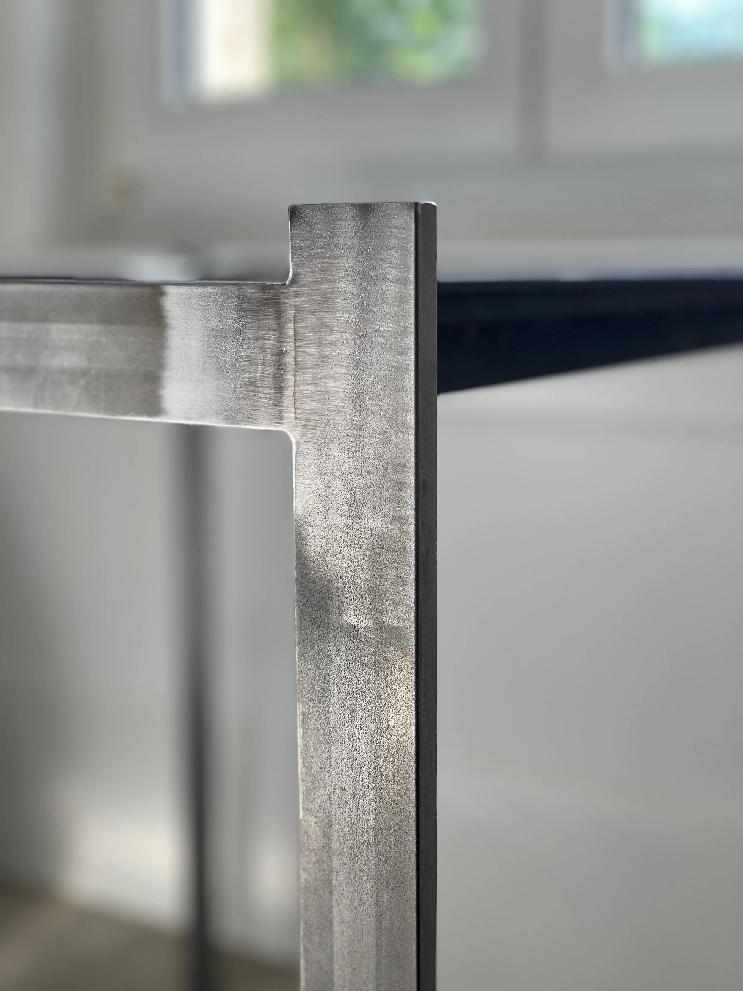 Nahaufnahme eines Metallrahmens vor einem Fenster