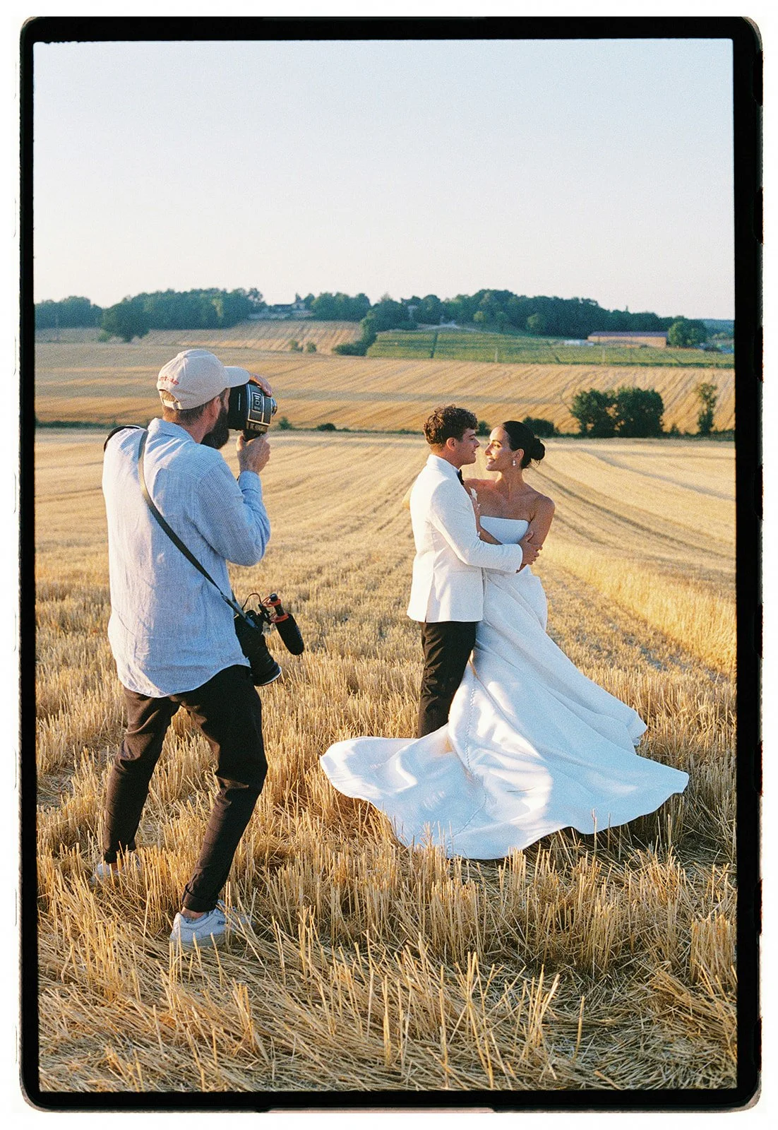 Vidéaste de mariage qui filme avec une caméra vintage super 8 avec du vrai film argentique
