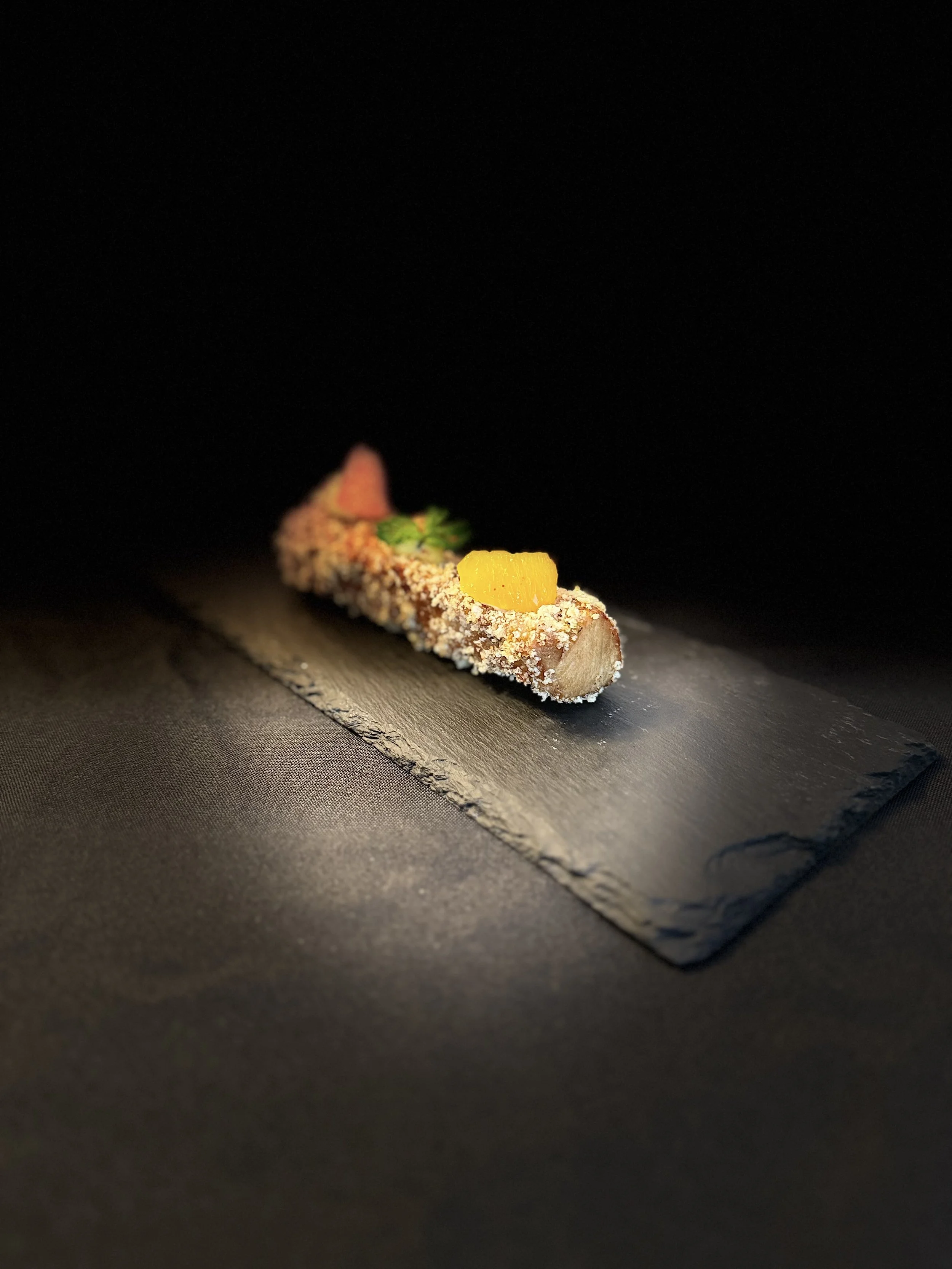 Tataki de thon présentée sur une ardoise