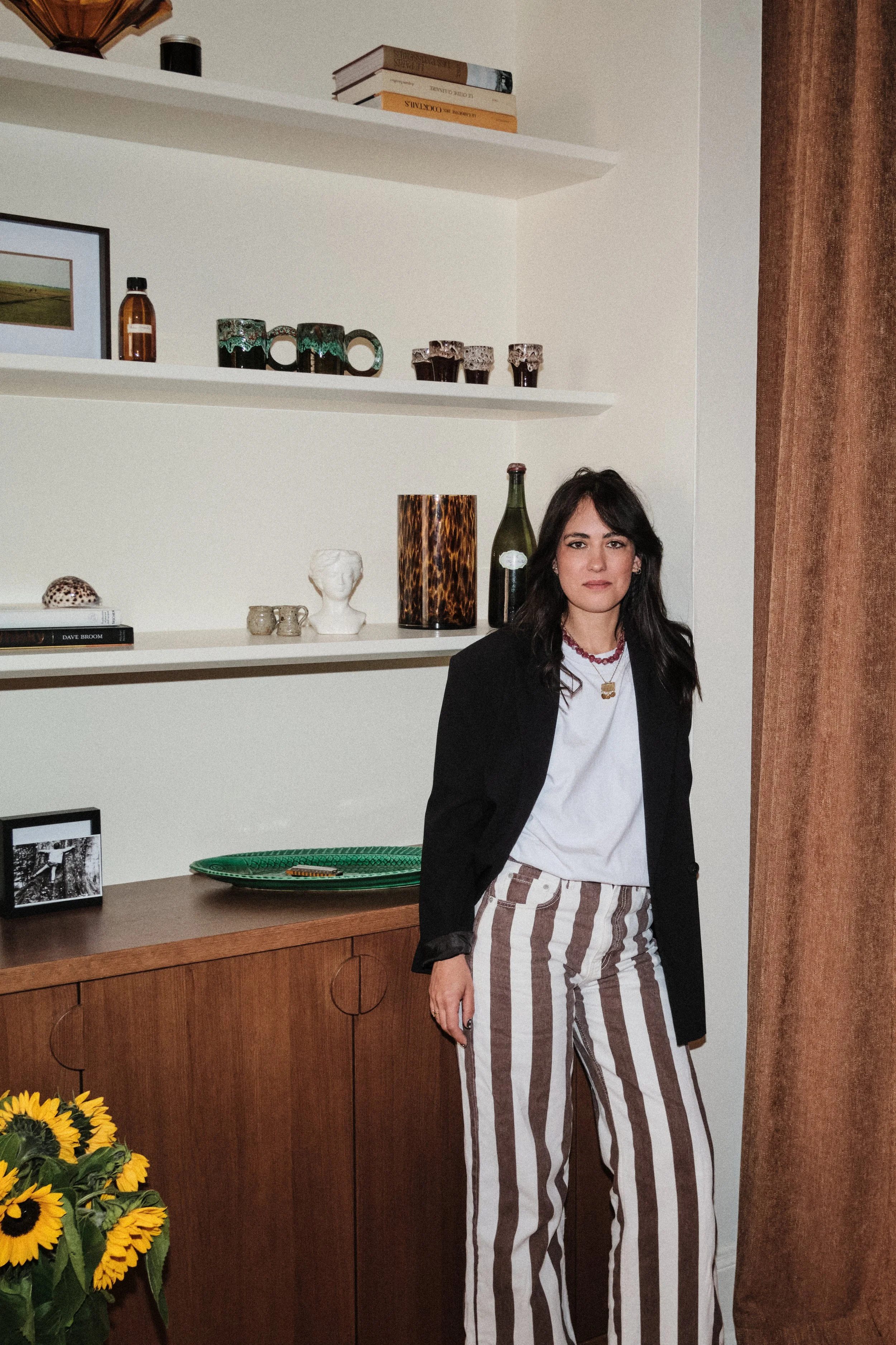 architecte d'interieur lilloise posant devant un projet de menuiserie sur mesure qu'elle à concu avec des artisans de la metropole lilloise