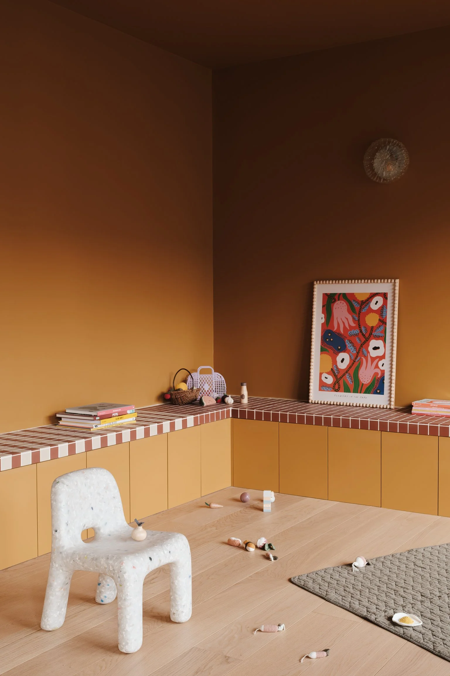 banquette carrelée en carreaux rouge et beige winckelmans dans un appartement lillois