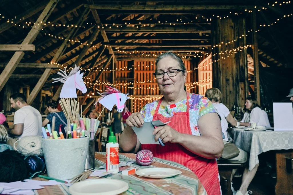 Nainen askastelemassa vinttikahvilassa