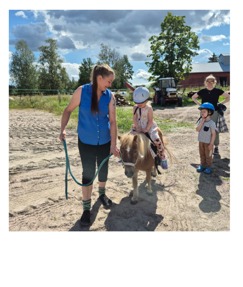 Talutusratsastusta kesäisessä päivässä