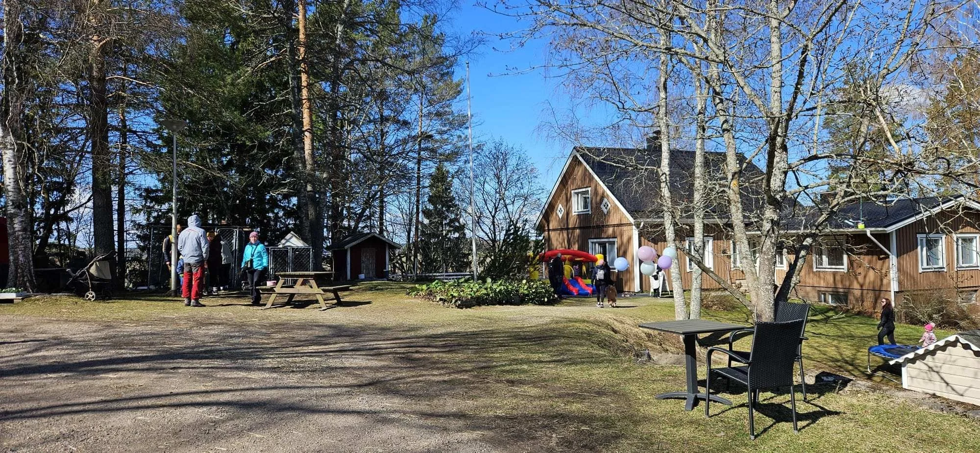 Vapputapahtuma Lassilan maatilalla