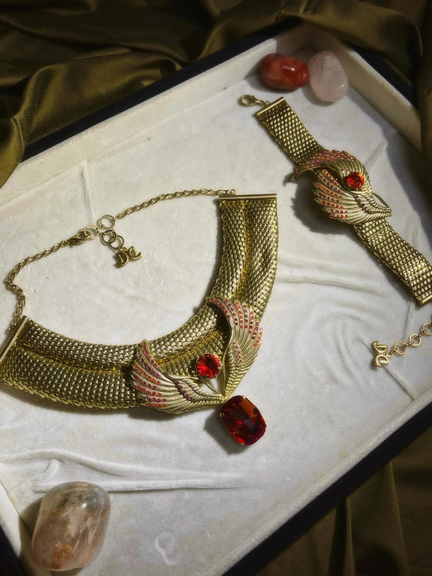 ✨Vintage DeLiguoro Necklace and Bracelet Set ❤️&zwj;🔥

A radiant blend of antique glamour and bold craftsmanship.
Gilded mesh, winged detailing, and fiery red stones come together in this stunning necklace and bracelet duo. A true statement for anyo