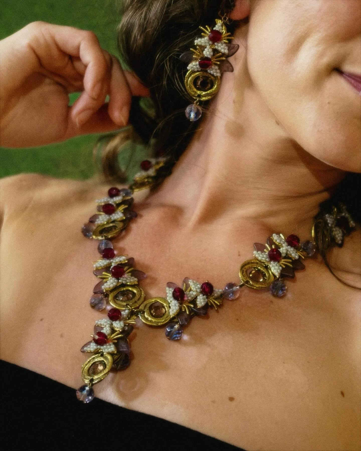 ✨Vintage Stanley Hagler NYC Floral Jewel Set🌺

A breathtaking garden of hand-crafted elegance.
Layered petals, luminous pearls, ruby-red stones, and brilliant crystal drops come together in this iconic necklace, earring, and brooch trio. A true coll