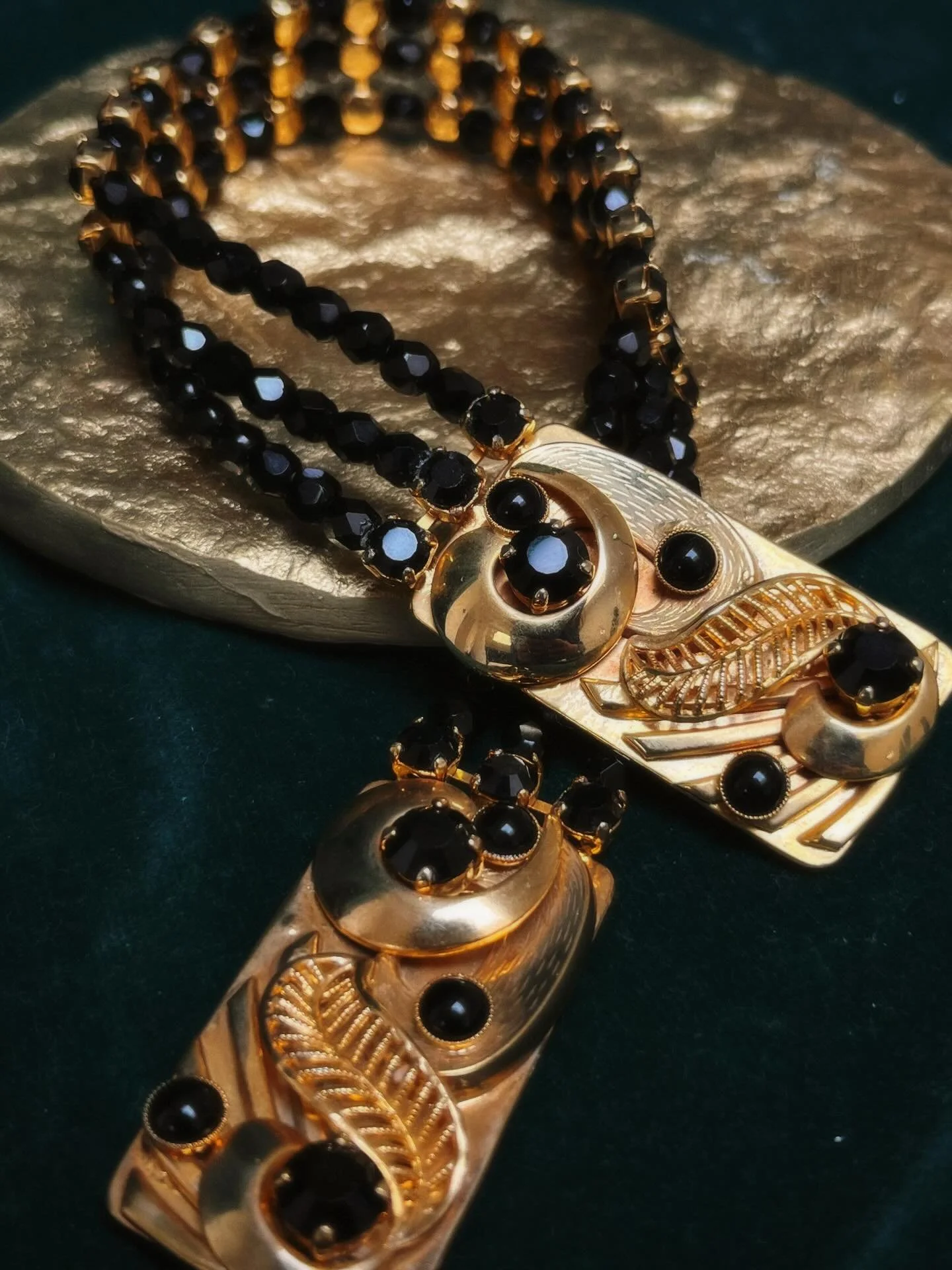 Vintage Deliguoro Clothing Clip Belt ✨

A timeless statement from Deliguoro &mdash; this vintage clothing clip belt pairs faceted black beads with warm gold-toned metalwork, delicately engraved with leaf motifs. Bold yet refined, it captures the roma