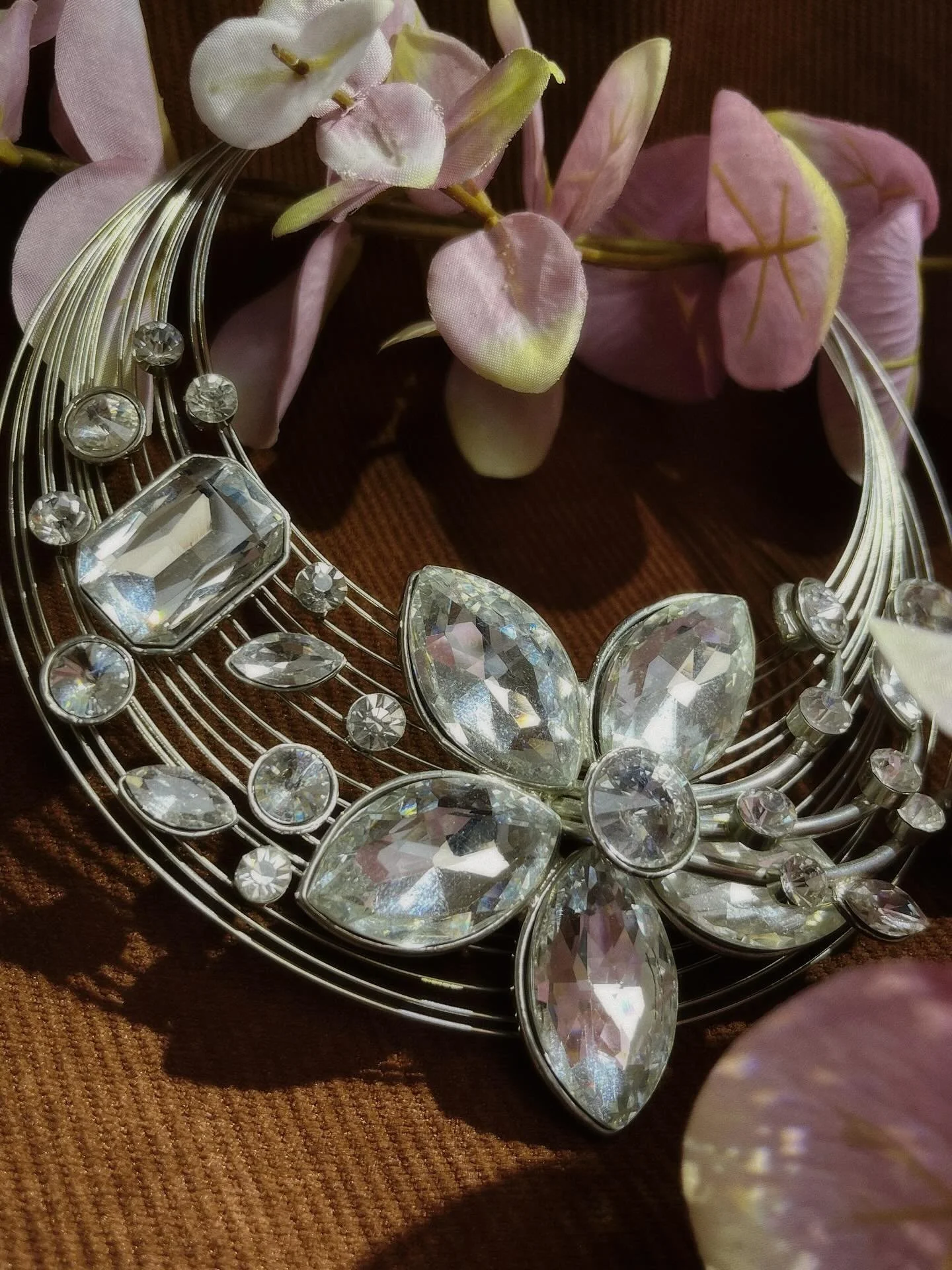 Soft florals meet timeless sparkle ✨
A vintage rhinestone necklace that feels like a whispered love letter from another era&mdash;graceful, luminous, and forever elegant.
#vintagejewelry #vintagejewelryshop #vintageglam #rhinestonejewelry #statementn