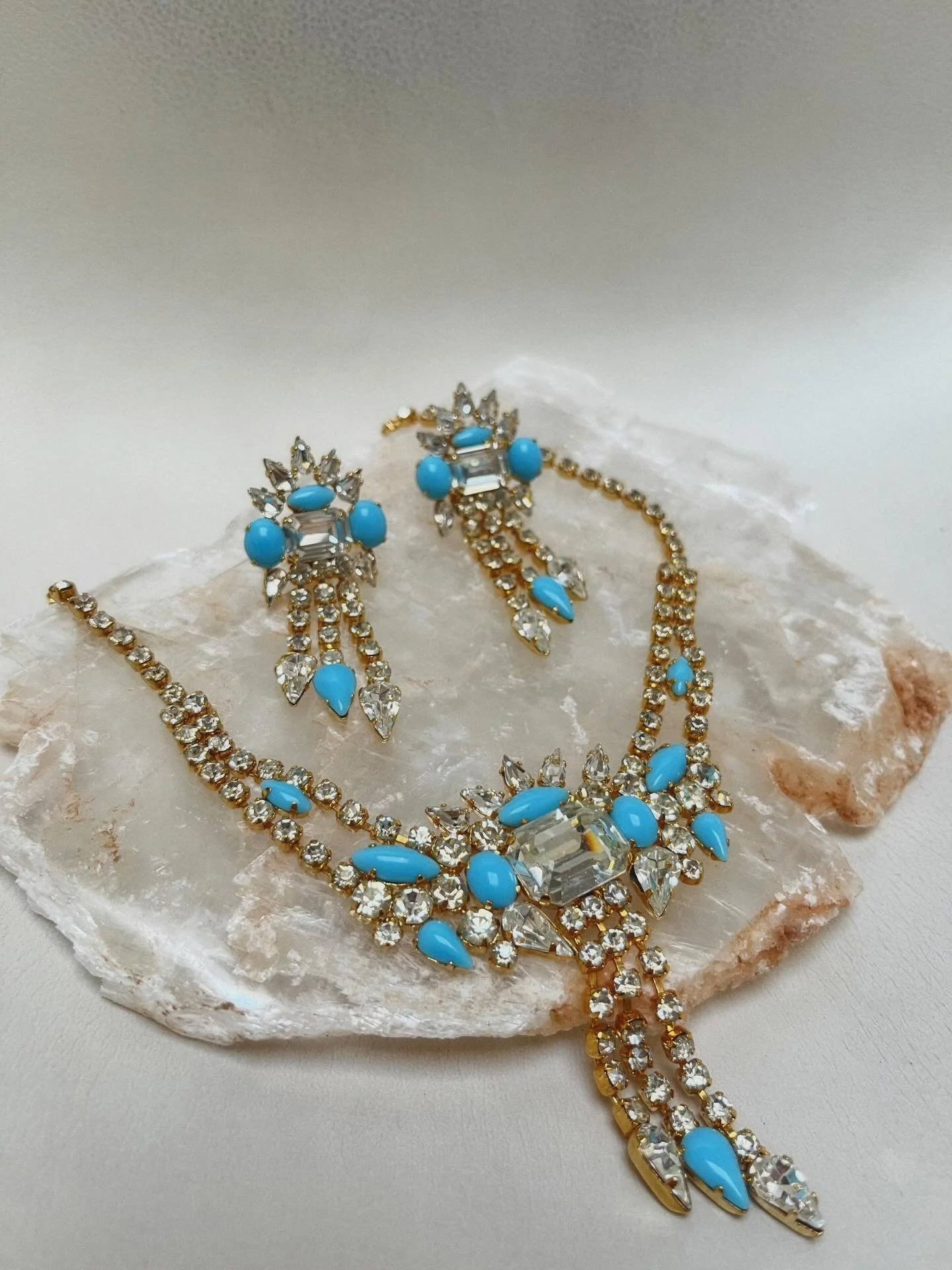 Turquoise dreams and crystal fire ✨ A striking vintage demi-parure, where gilded settings, icy rhinestones, and vibrant turquoise stones come together in pure old-world glamour.
#VintageJewelry #VintageGlamour #TurquoiseJewelry #StatementJewels #Jewe
