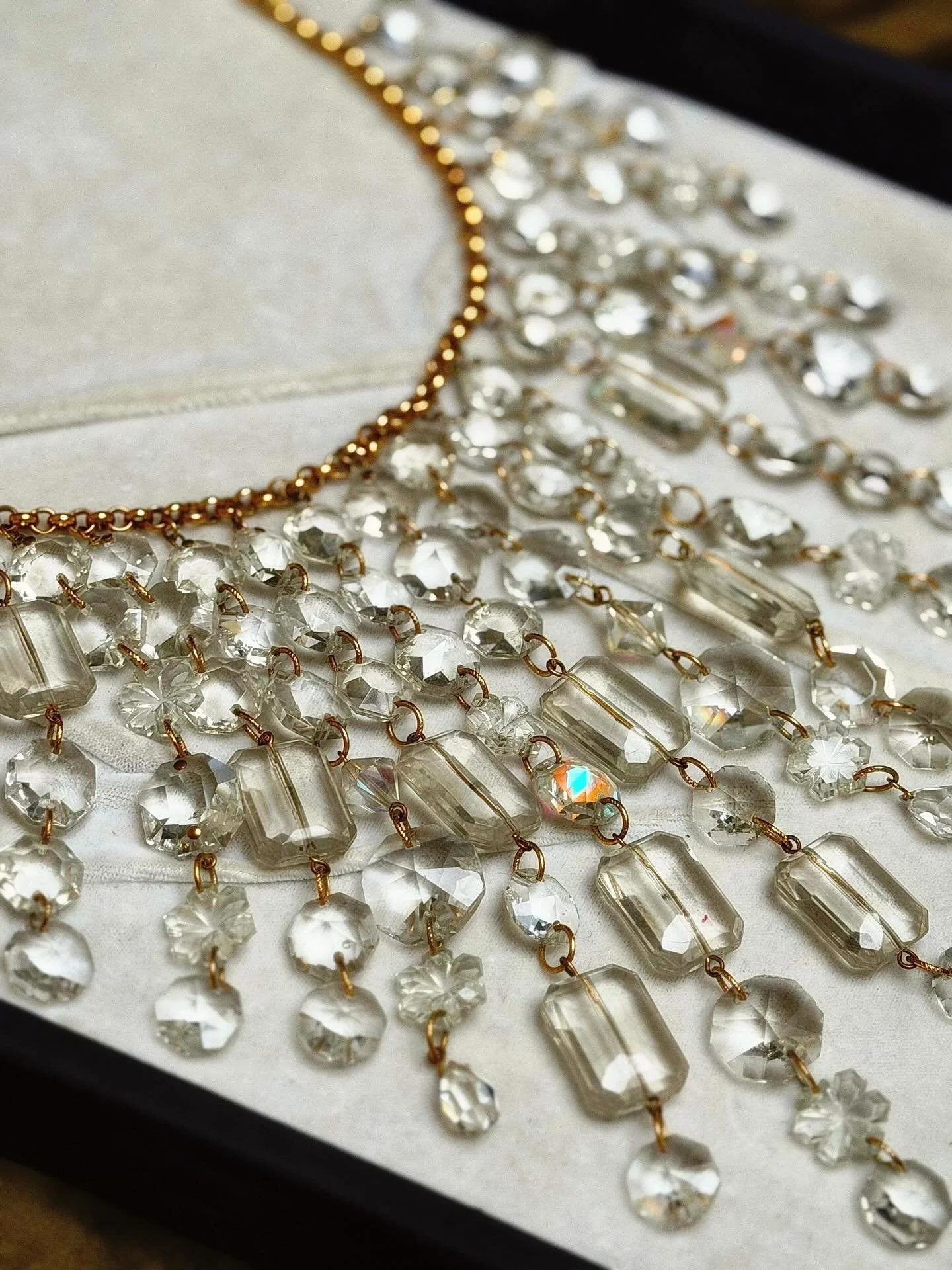 Vintage Moschino necklace from the 1990s✨💎
A high couture runway piece, purchased directly from the designer.
Gilded chain with cascading crystal drops&mdash;dramatic, luminous, and unmistakably Moschino glamour.

#VintageFashion #CoutureJewelry #Ru