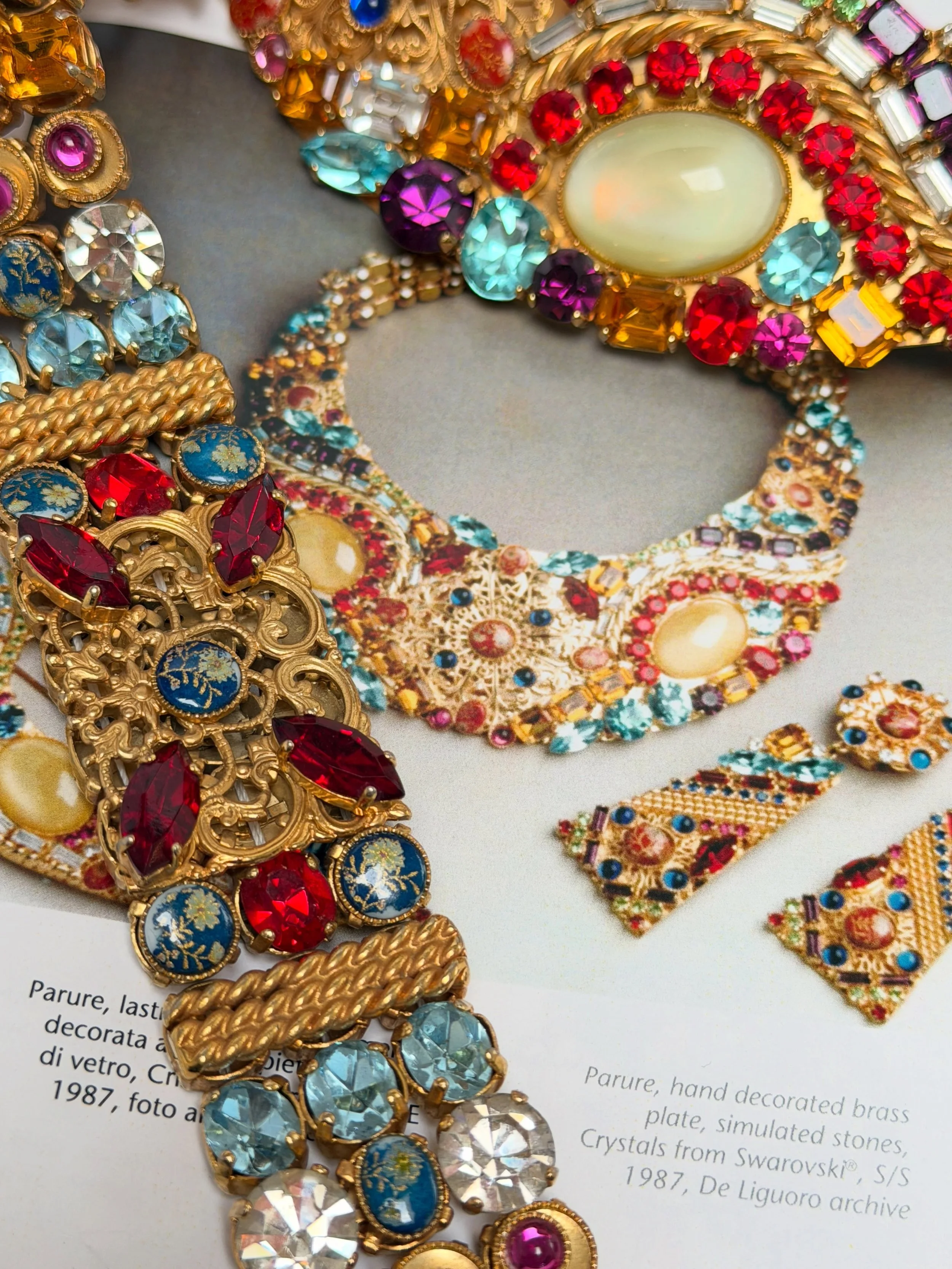 A striking Spring/Summer 1987 bookpiece collar and cuff set by De Liguoro. 🇮🇹 @deliguoro 

This heavy, hand-decorated brass collar and matching bracelet set perfectly capture the pinnacle of 1980s Italian costume jewelry. Crafted with intricate gil