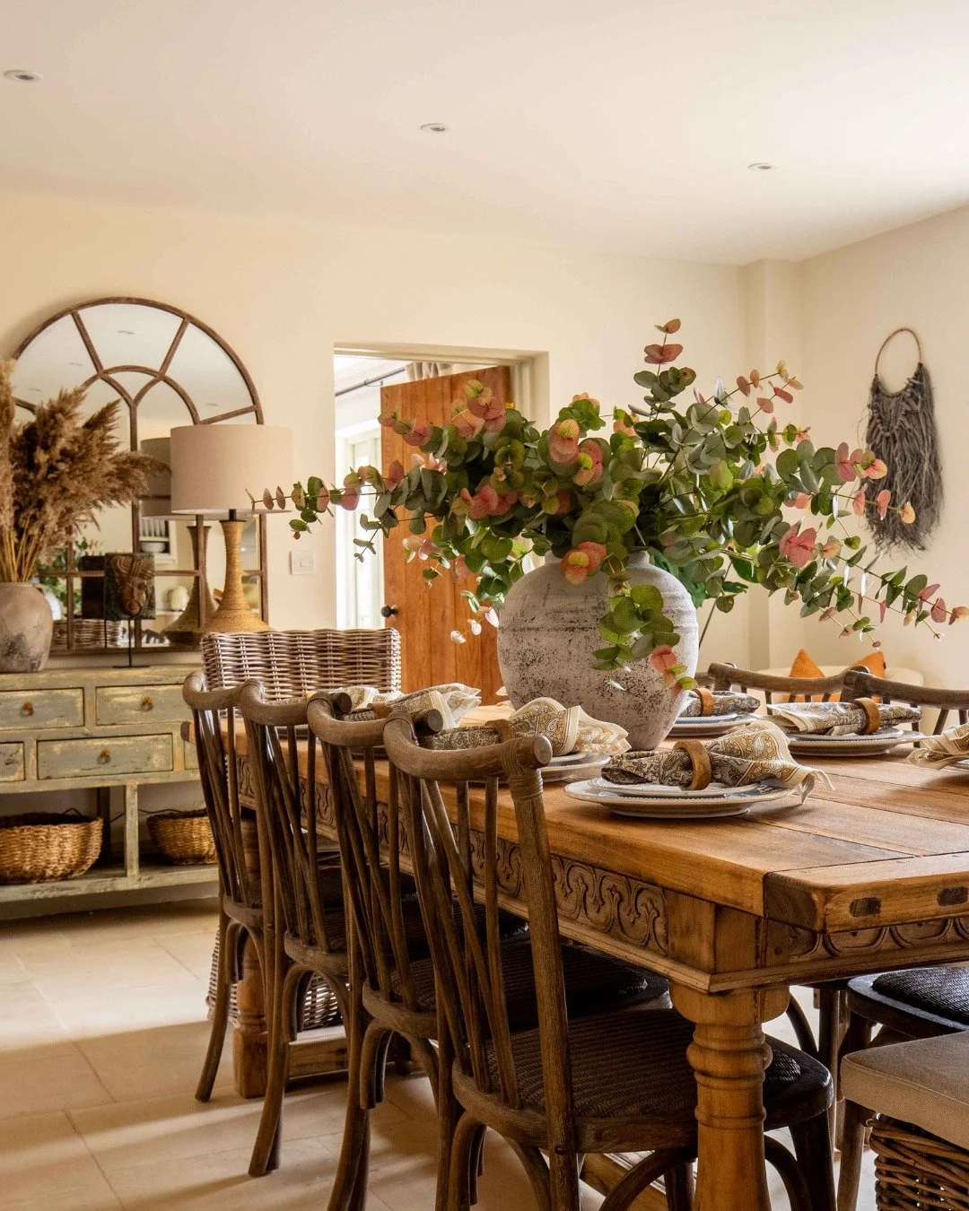 Cooking together, dining together, celebrating together. The kitchen at Willowbrook is designed for memorable moments – with double ovens, two dishwashers, a GRIND coffee machine and everything you could need to cook for a crowd.
Gather arou