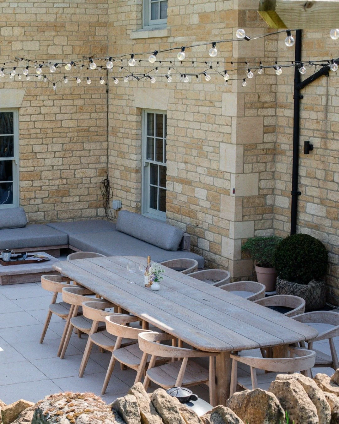 The courtyard at Willowbrook was made for gatherings. With a dining table for 12, a modular sofa, and both a BBQ and a Big Green Egg, it’s the perfect spot for leisurely lunches, autumn dinners and evenings under the stars.
Add a blanket, a