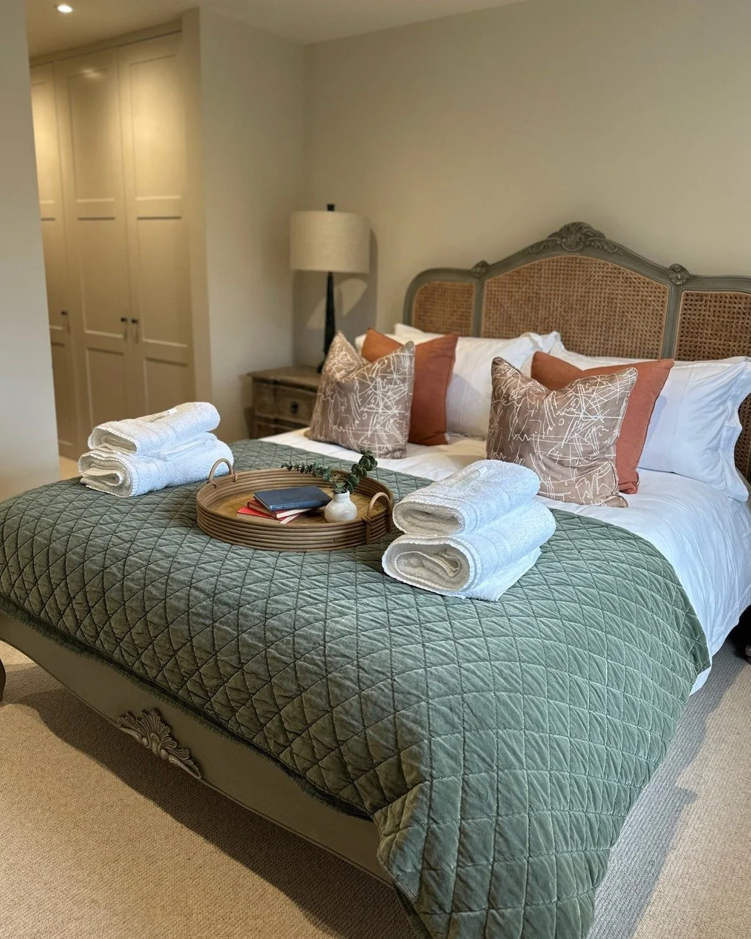 🛏 Bedrooms designed for bliss. From super-king beds to soft linens and peaceful surroundings, sleep comes easy at Willowbrook. 

✨ Who do you know that deserves a relaxing break? 

#willowbrookradford #willowbrook #cotswoldsgetaway #luxurybedroom #b