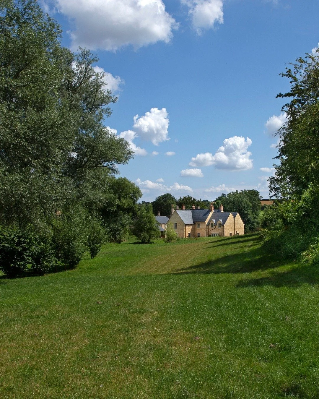 Monday blues? Not here! Swap the commute for countryside views and start your week with a deep breath of Cotswolds air.

🌿 Treat yourself to a midweek break at Willowbrook.